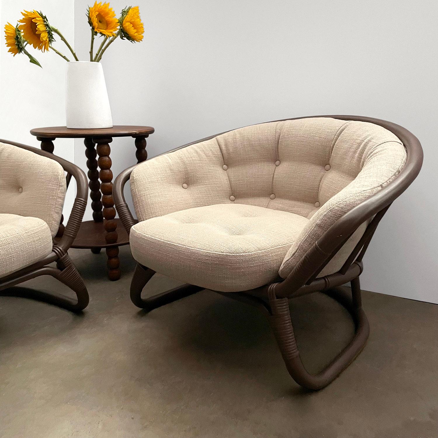 Coppia di sedie da salotto in rattan scandinavo di metà secolo con cuscini in lino In condizioni buone in vendita a Los Angeles, CA