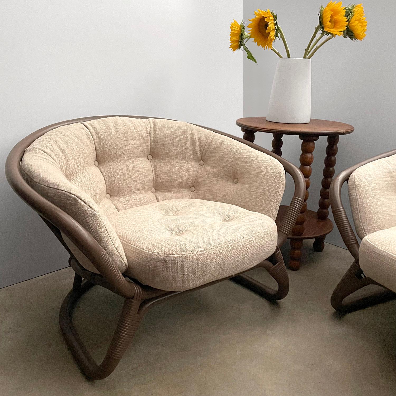 XX secolo Coppia di sedie da salotto in rattan scandinavo di metà secolo con cuscini in lino in vendita
