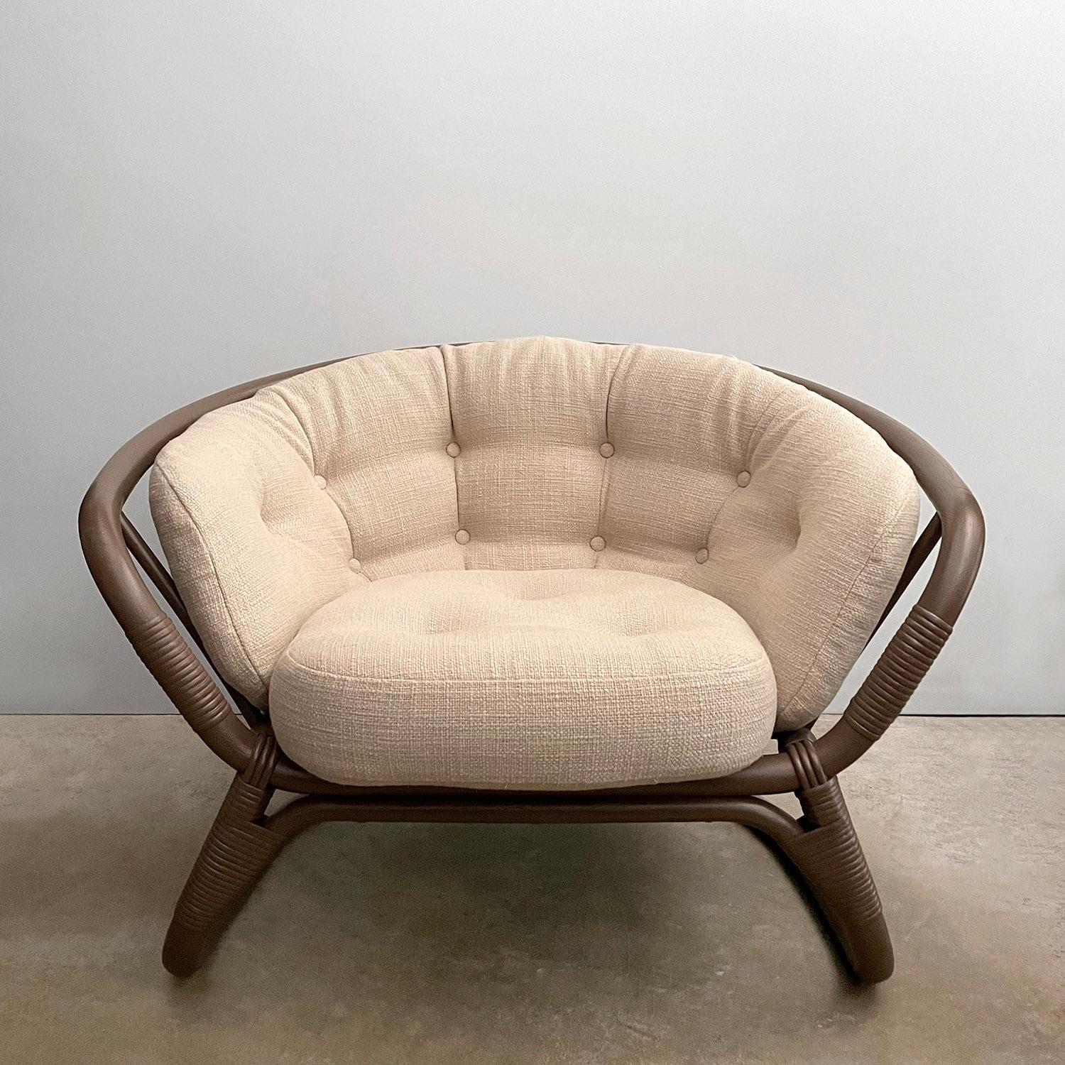 Lino Coppia di sedie da salotto in rattan scandinavo di metà secolo con cuscini in lino in vendita