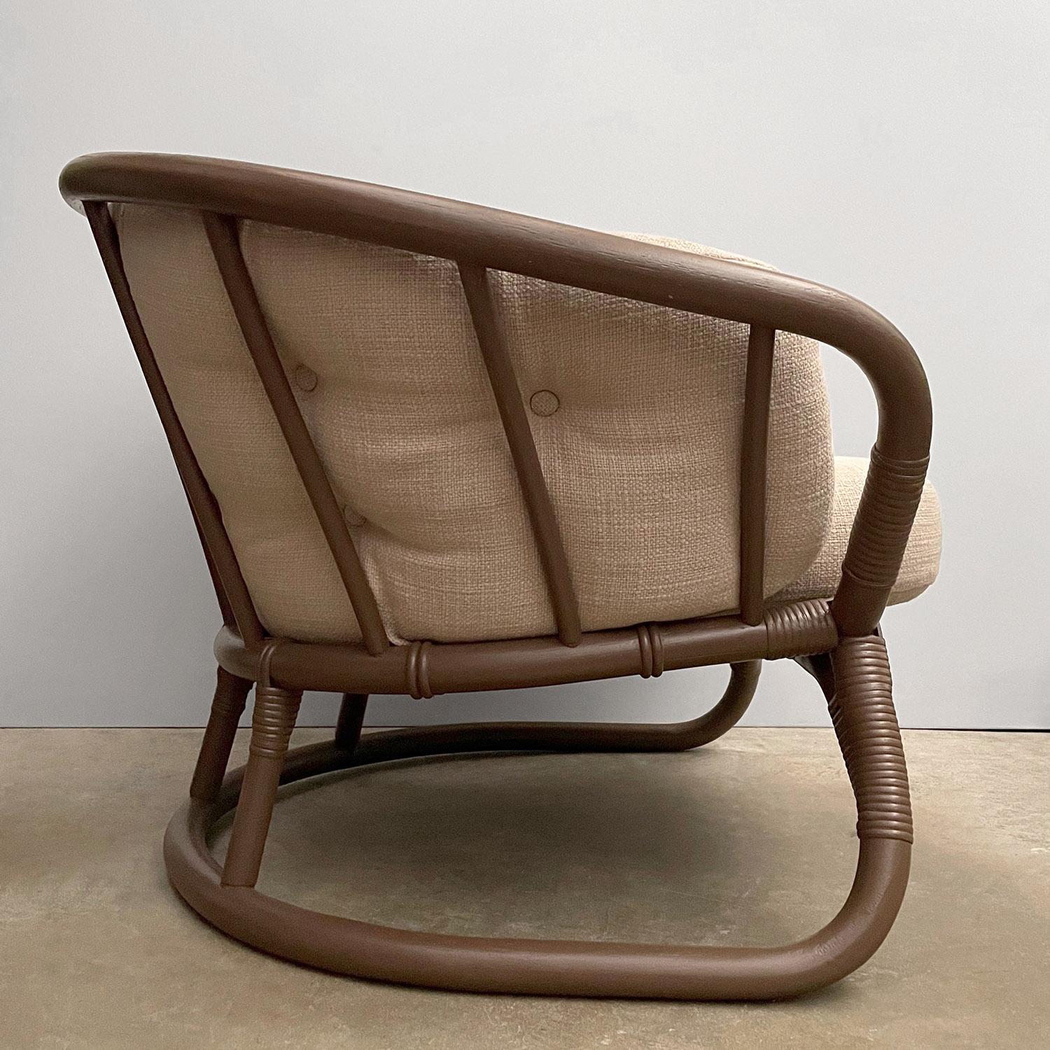 Coppia di sedie da salotto in rattan scandinavo di metà secolo con cuscini in lino in vendita 1