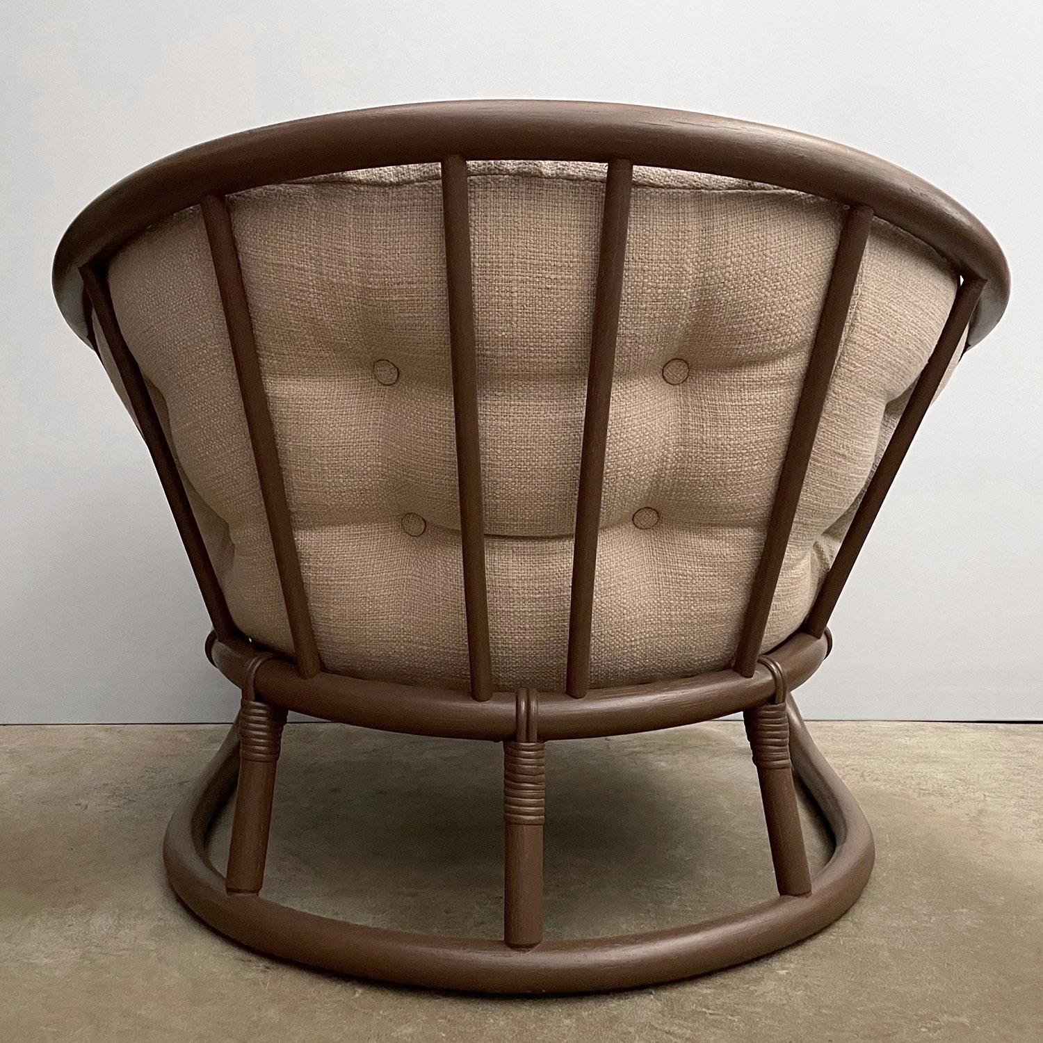 Coppia di sedie da salotto in rattan scandinavo di metà secolo con cuscini in lino in vendita 2