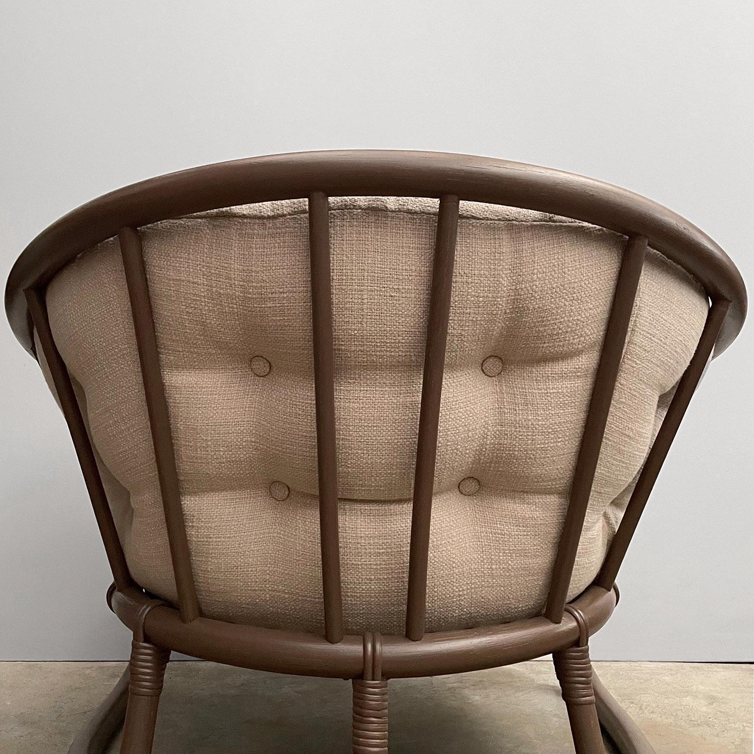 Coppia di sedie da salotto in rattan scandinavo di metà secolo con cuscini in lino in vendita 3