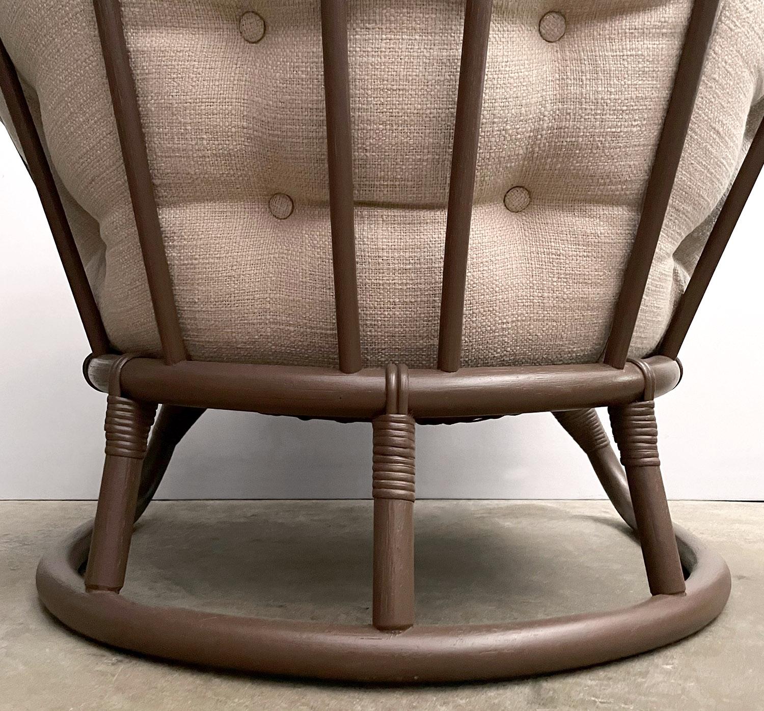 Coppia di sedie da salotto in rattan scandinavo di metà secolo con cuscini in lino in vendita 4