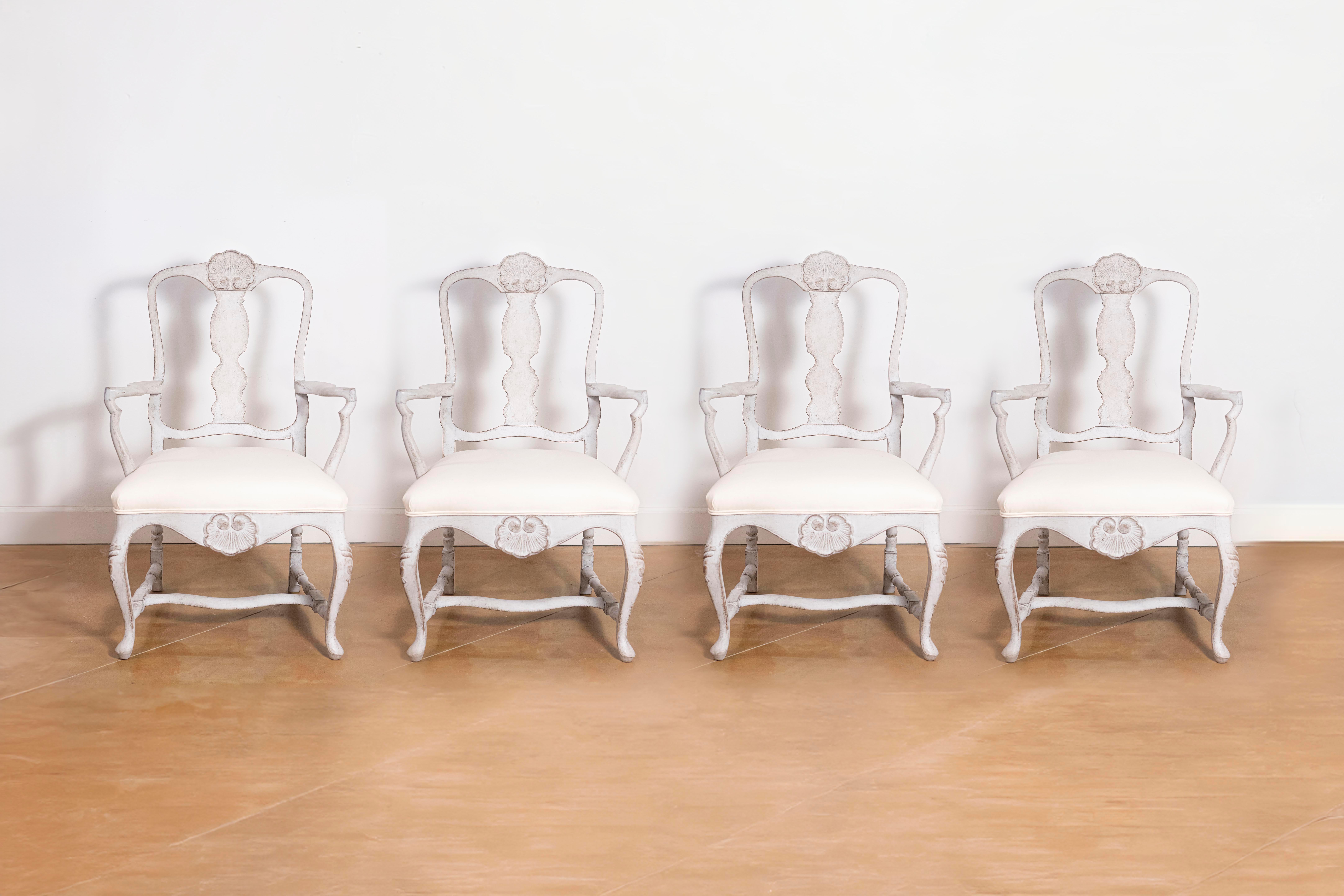 Paire de fauteuils scandinaves peints de style rococo en vente 2