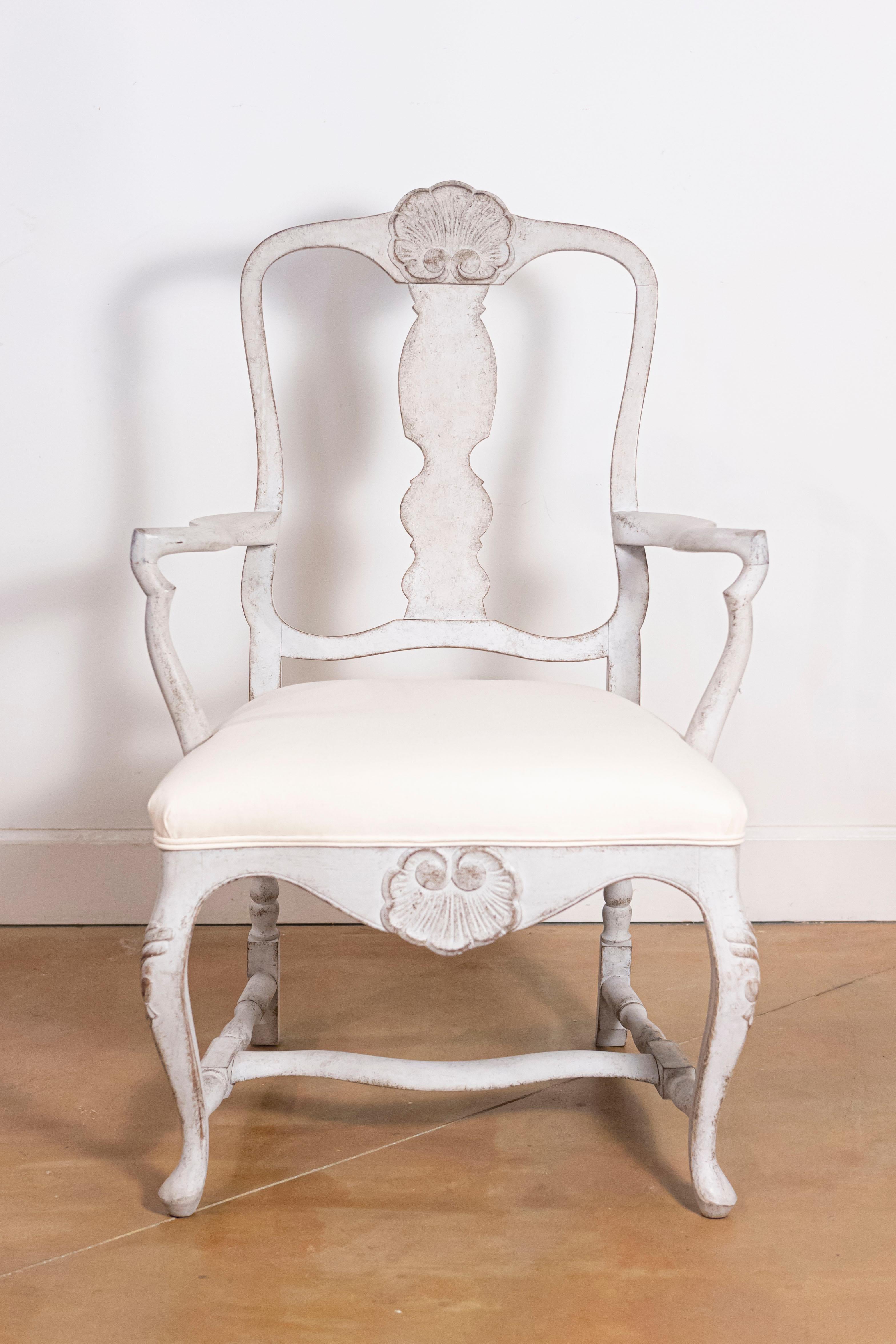 Rococo Paire de fauteuils scandinaves peints de style rococo en vente