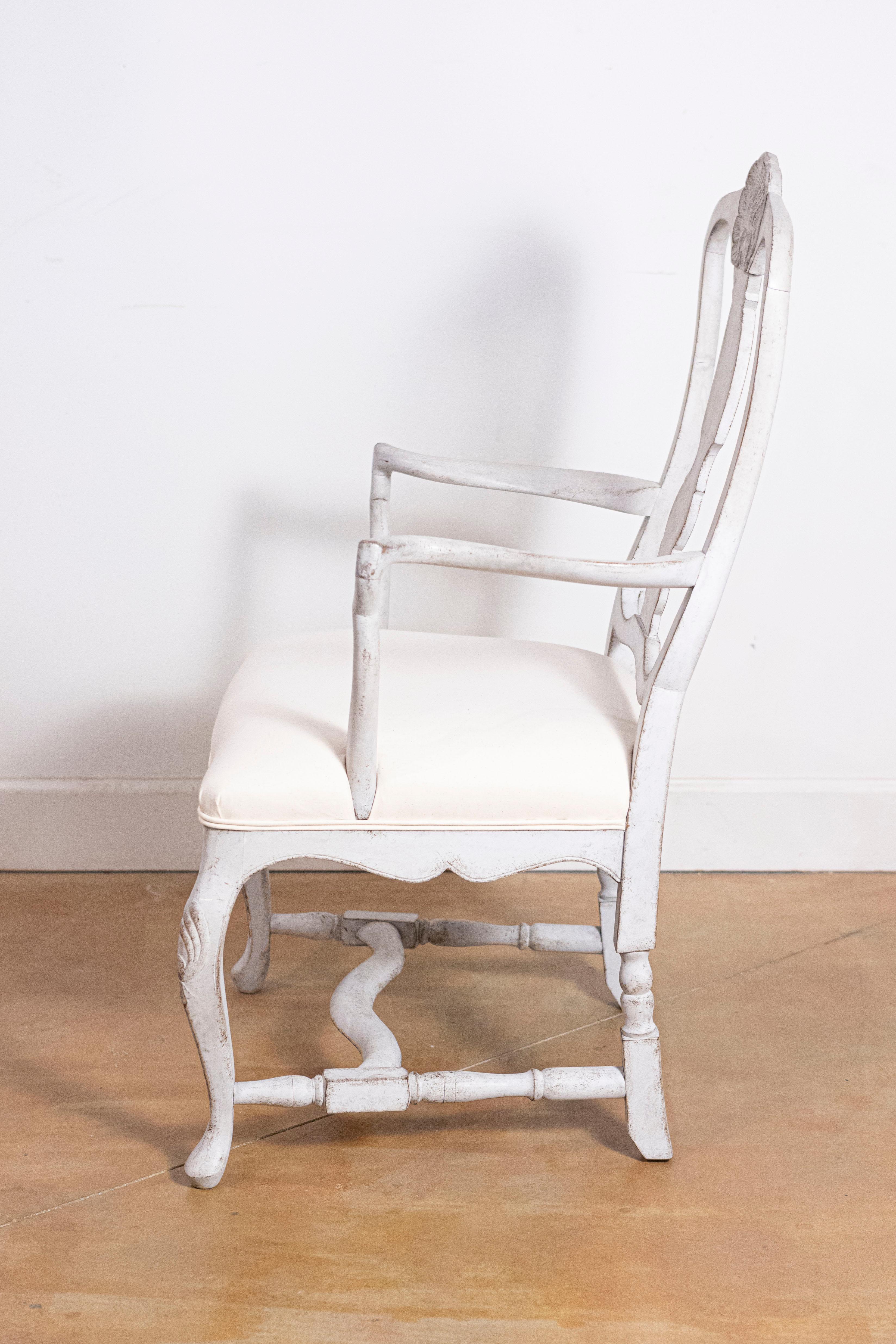 Scandinave Paire de fauteuils scandinaves peints de style rococo en vente