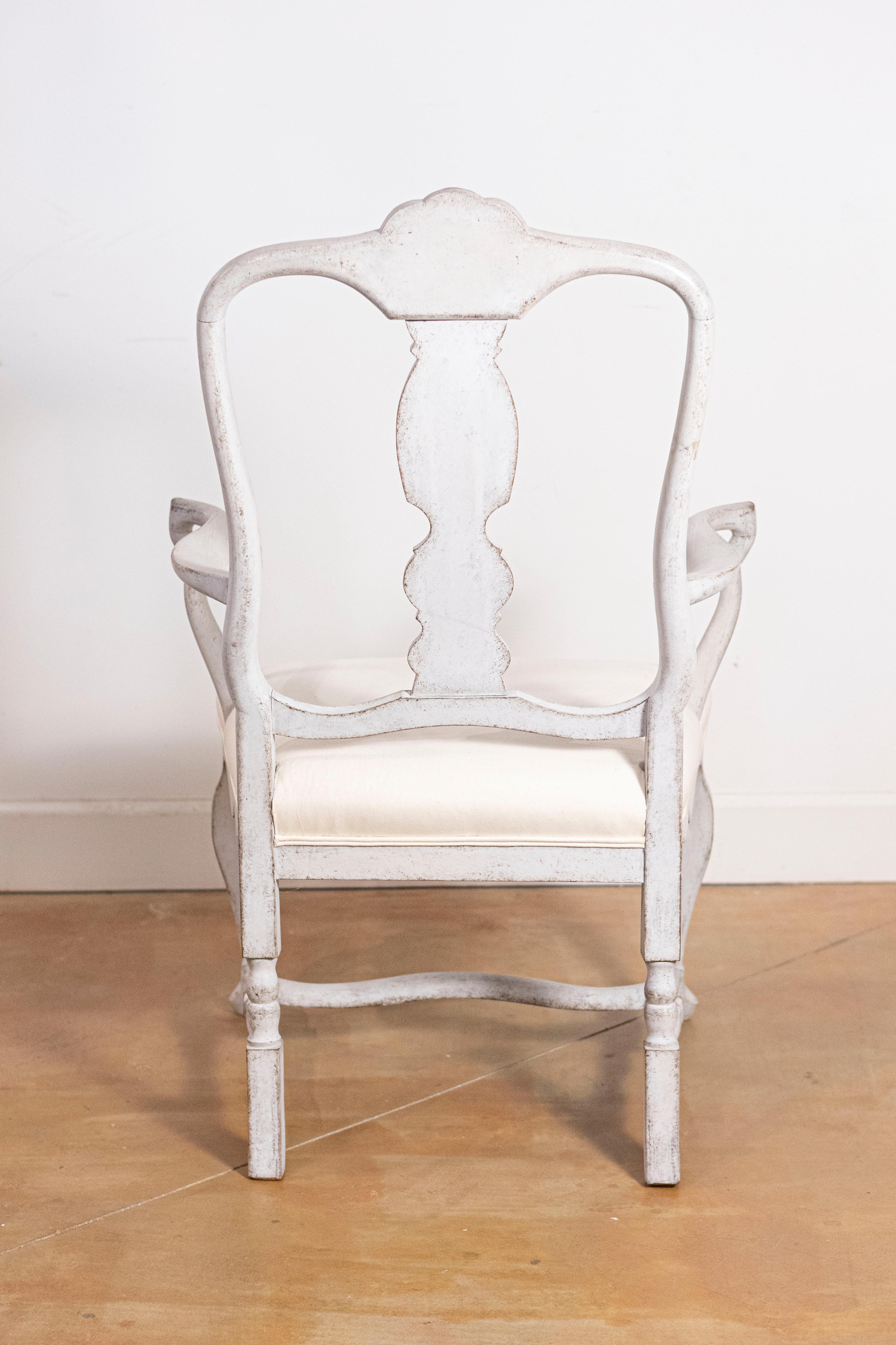 Sculpté Paire de fauteuils scandinaves peints de style rococo en vente