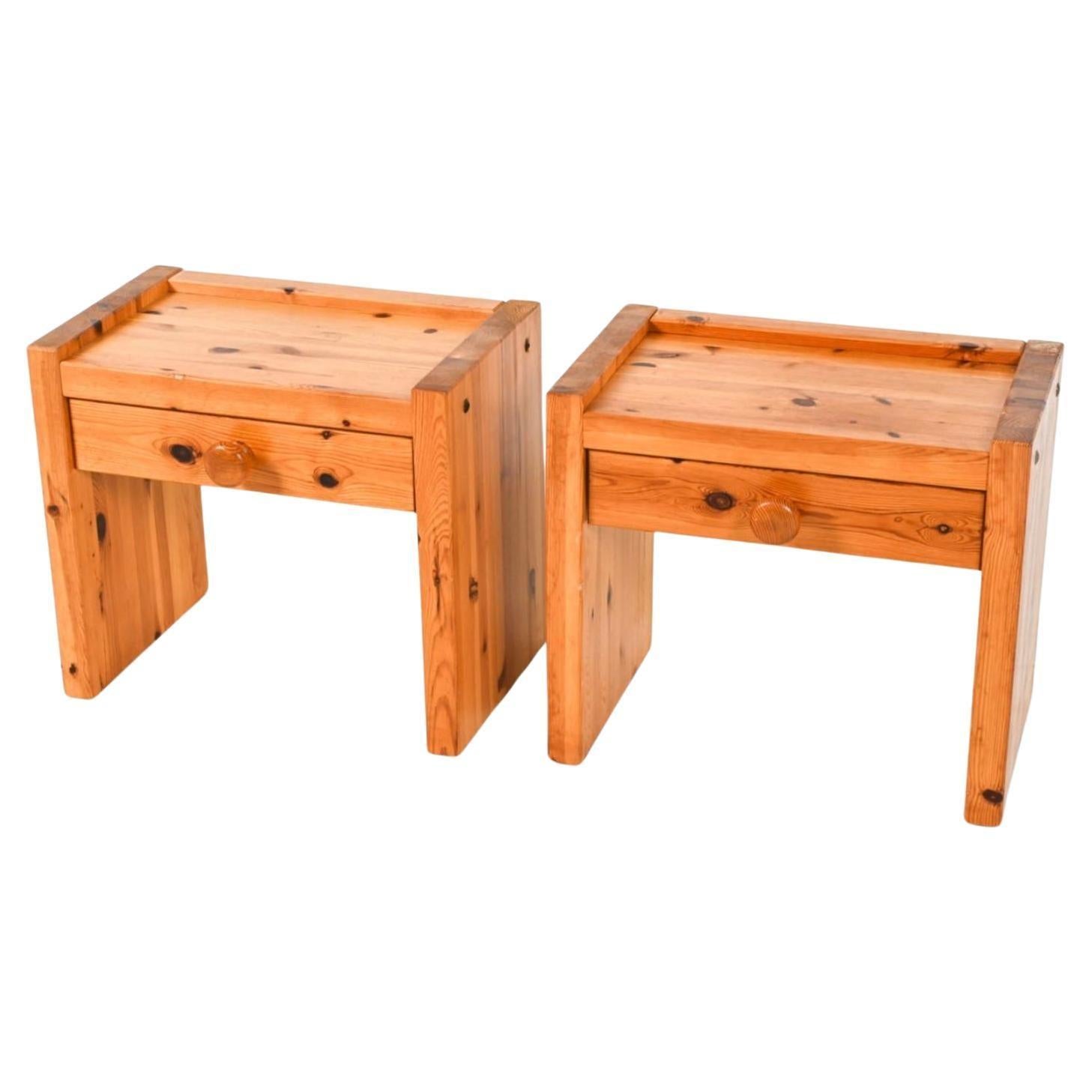 Paire de tables de nuit scandinaves en pin massif à un seul tiroir. Fabriqué en Suède vers 1970. Situé à Brooklyn NYC.

Dimensions : H 17