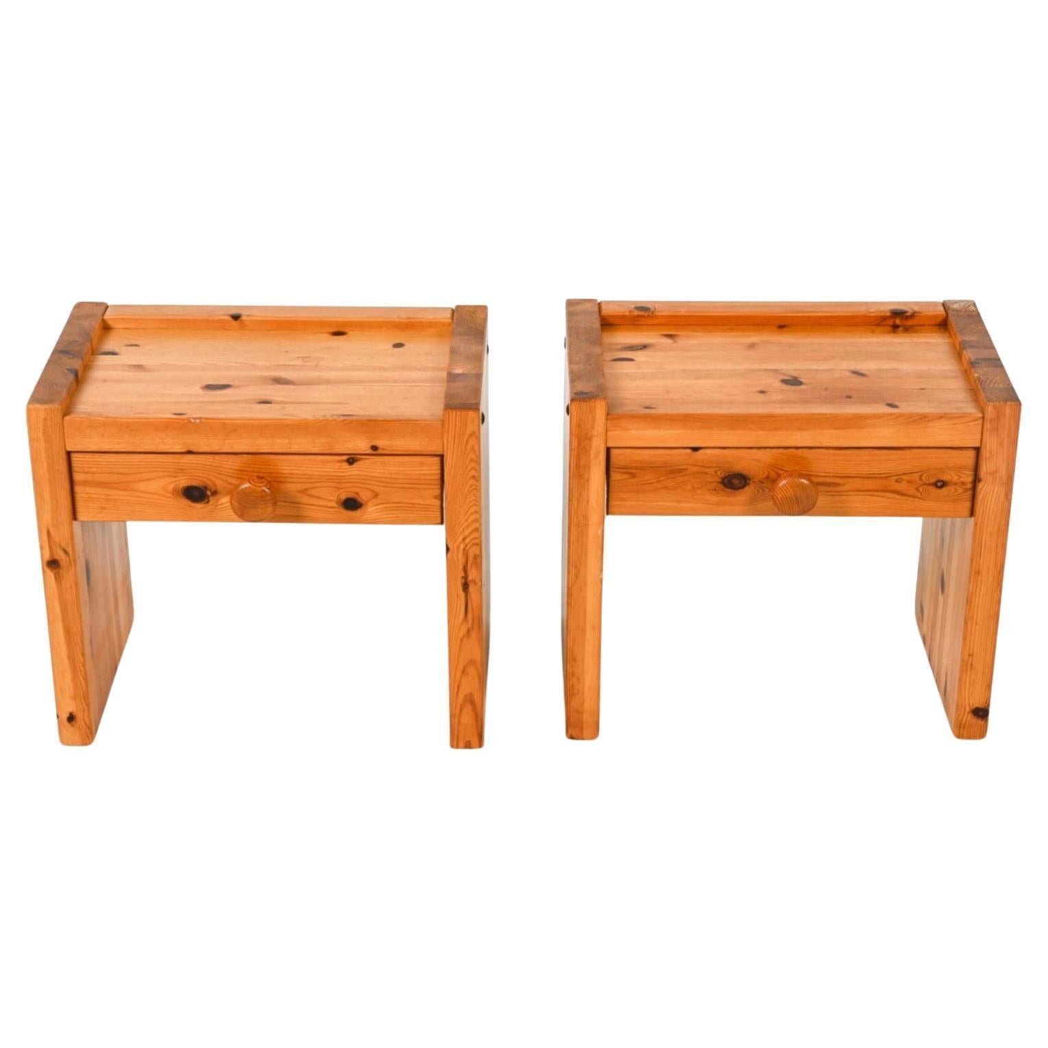Scandinave moderne Paire de tables de nuit scandinaves en pin massif à un seul tiroir avec bouton sculpté en vente