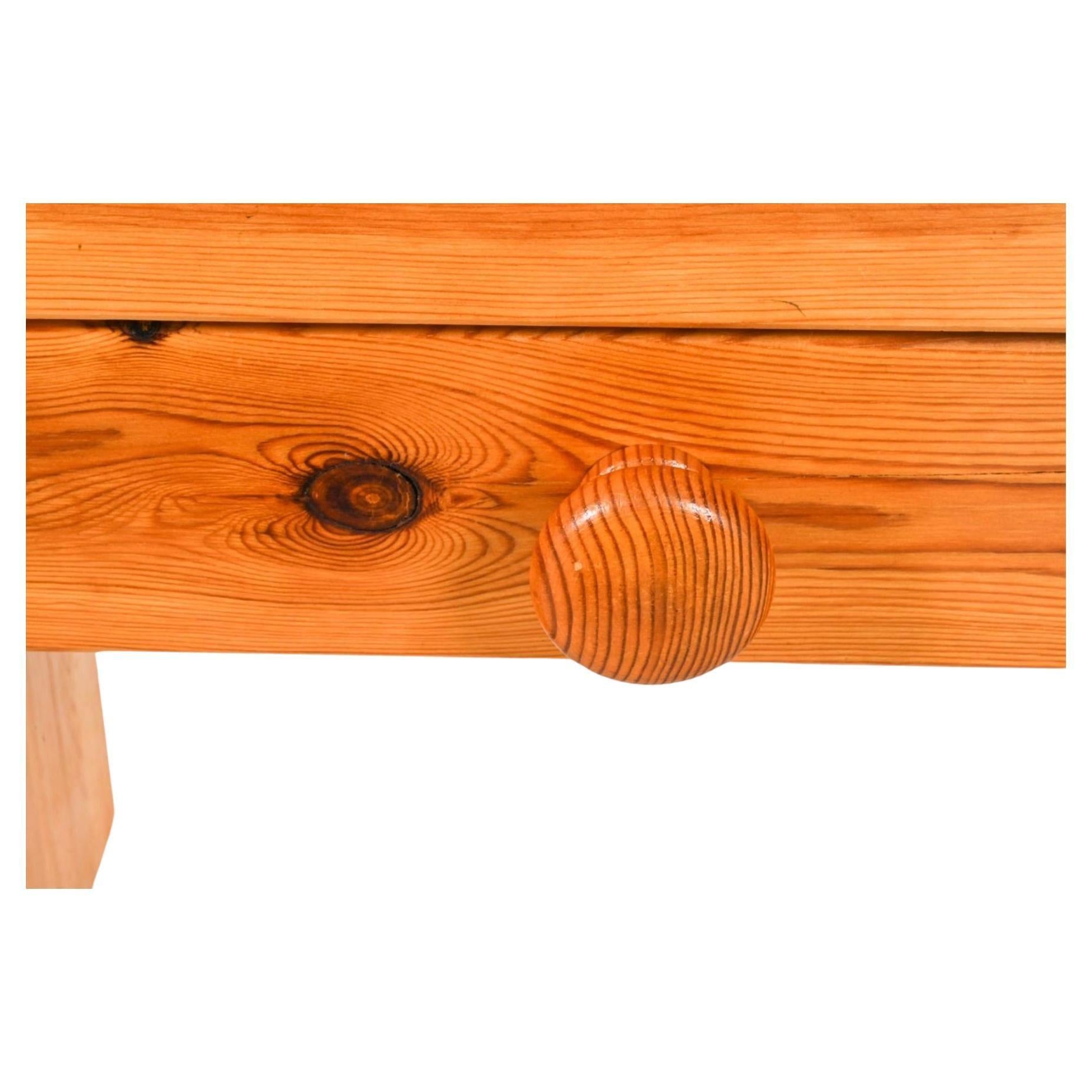 Suédois Paire de tables de nuit scandinaves en pin massif à un seul tiroir avec bouton sculpté en vente