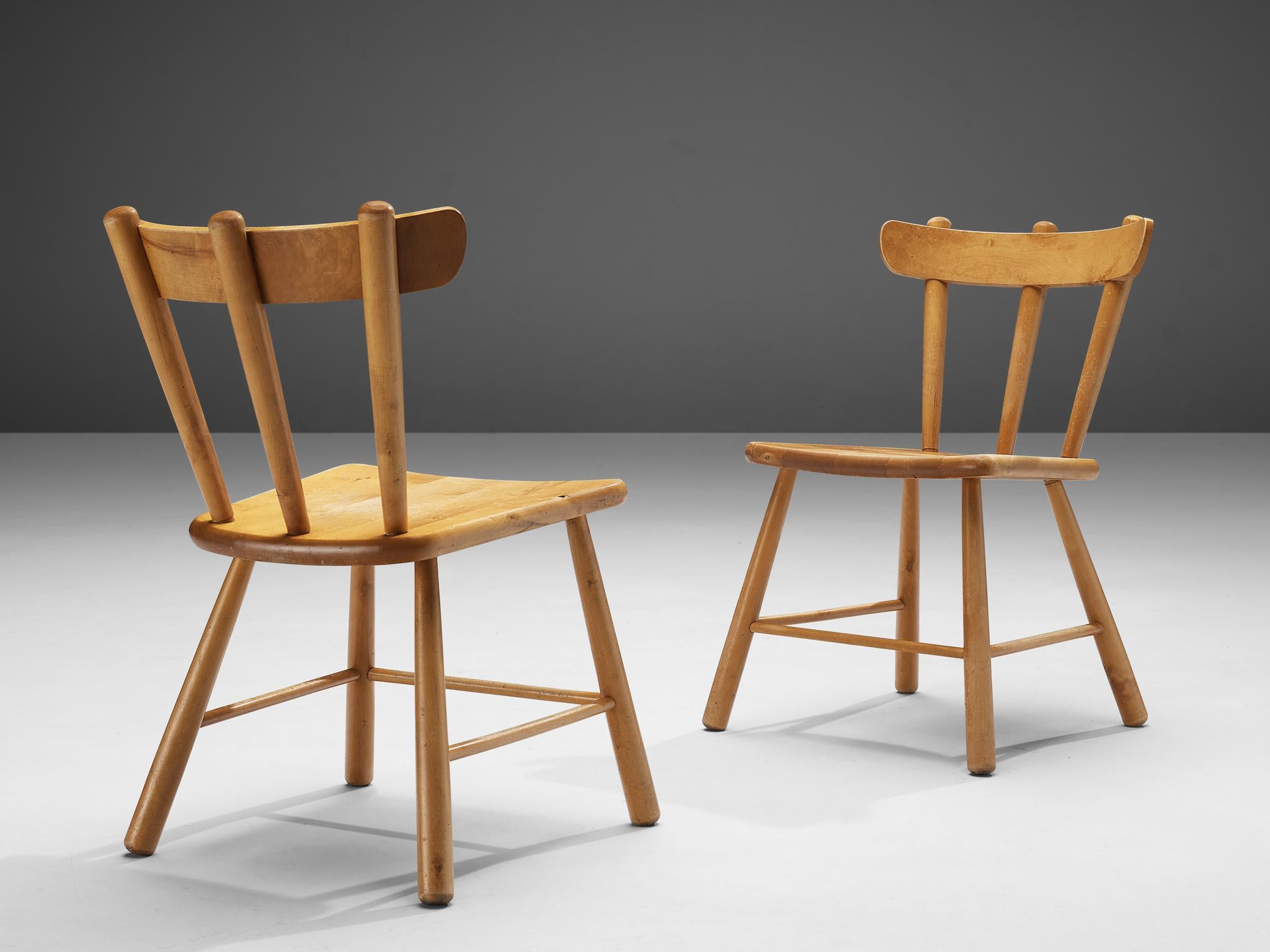 pair of chairs, birch, Scandinavia, 1950s.

Beautiful pair of Scandinavian chairs. These chairs radiate sturdiness. This well-composed chair combines aesthetics with comfort. A curved backrest held by thin spindles supports the sitter's back. The