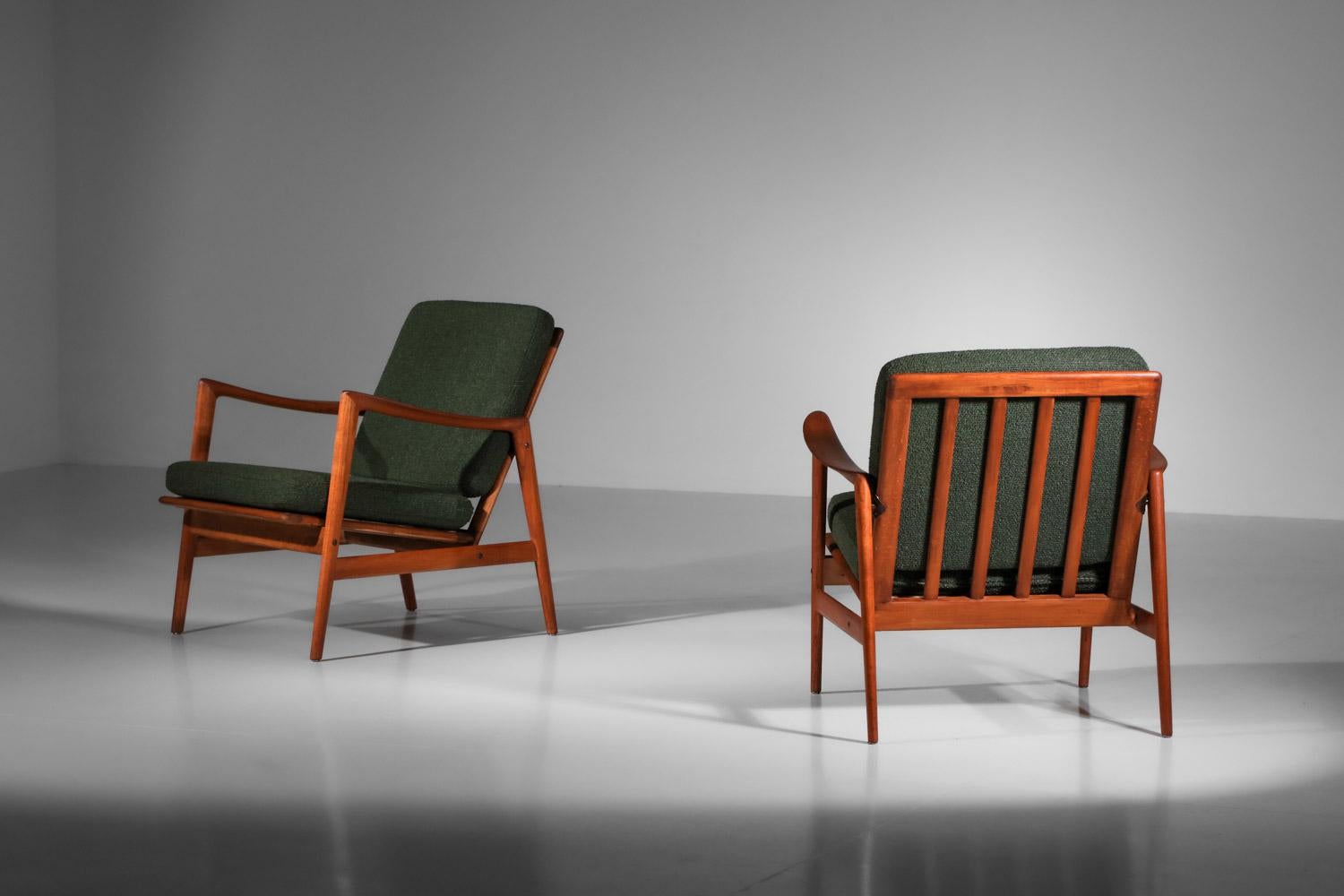 Ein Paar italienische Sessel aus Massivholz im skandinavischen Stil aus den 60er Jahren im Angebot 4