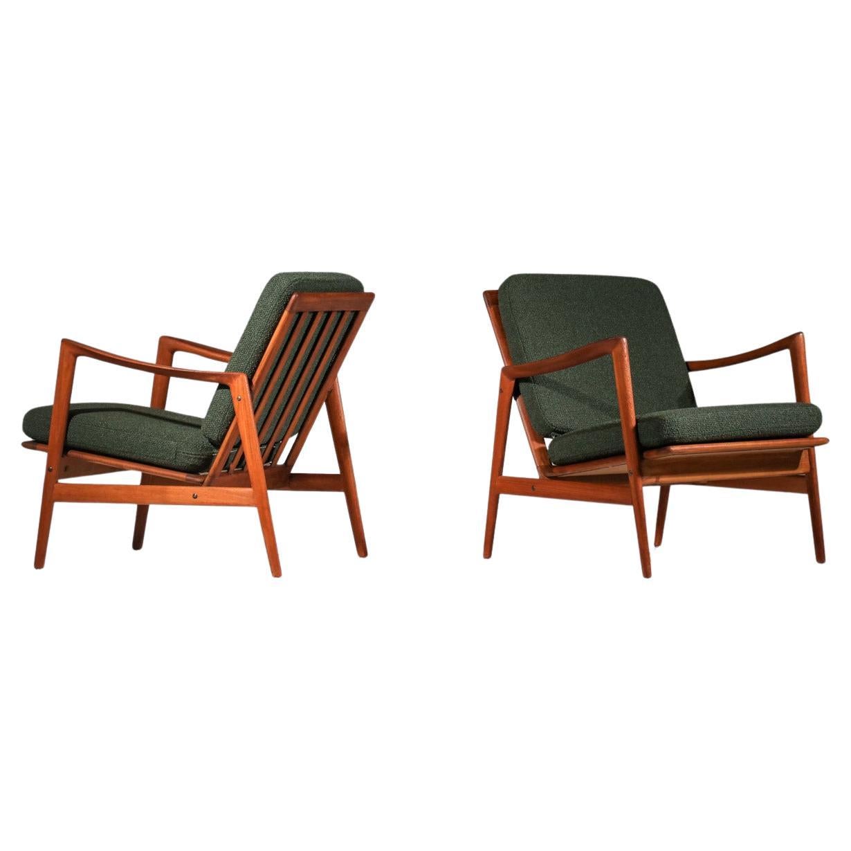Ein Paar italienische Sessel aus den 60er Jahren. Arme und Beine aus Massivholz, Rückenlehnen und Sitze aus massiver Buche. Schlichtes, elegantes Design, das an skandinavische Möbel dieser Zeit erinnert. Sehr guter Vintage-Zustand, mit leichten