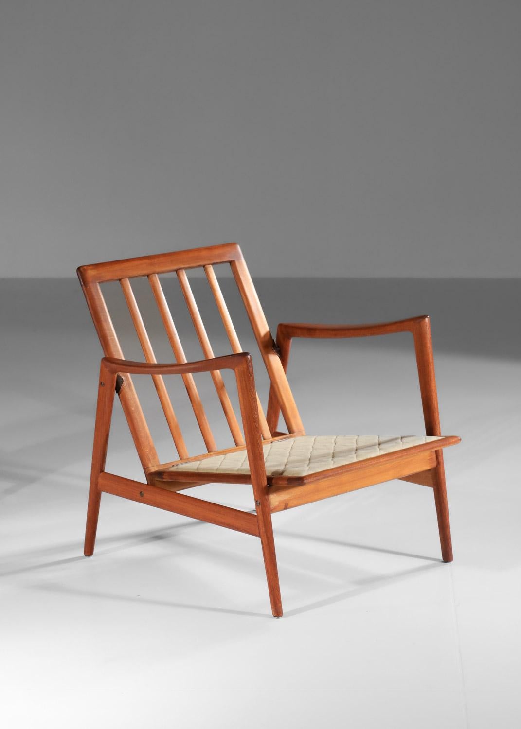 Ein Paar italienische Sessel aus Massivholz im skandinavischen Stil aus den 60er Jahren im Angebot 13