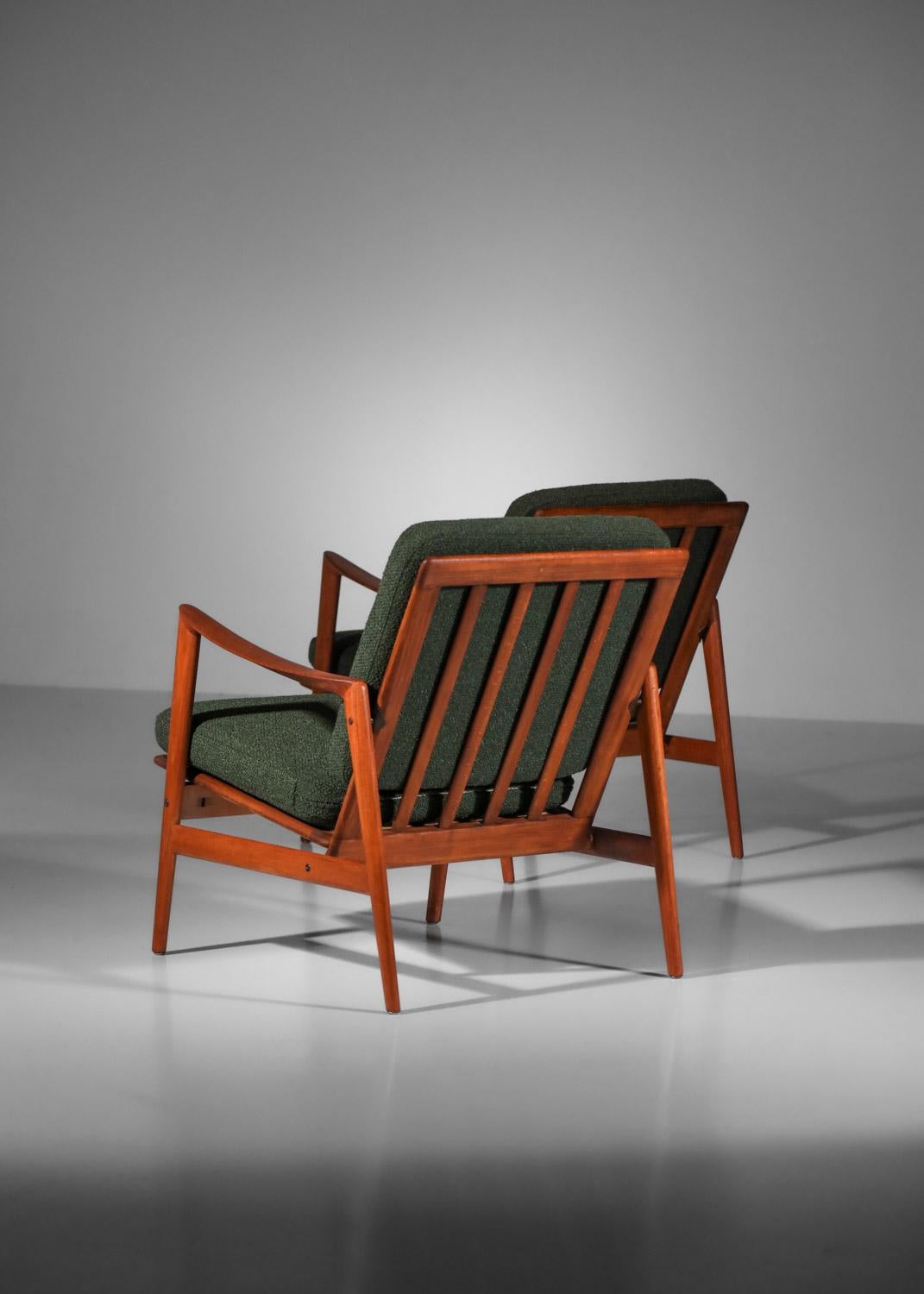 Ein Paar italienische Sessel aus Massivholz im skandinavischen Stil aus den 60er Jahren im Angebot 2