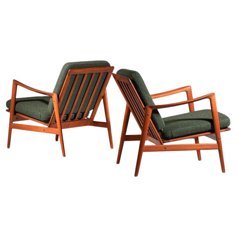 Ein Paar italienische Sessel aus Massivholz im skandinavischen Stil aus den 60er Jahren im Angebot