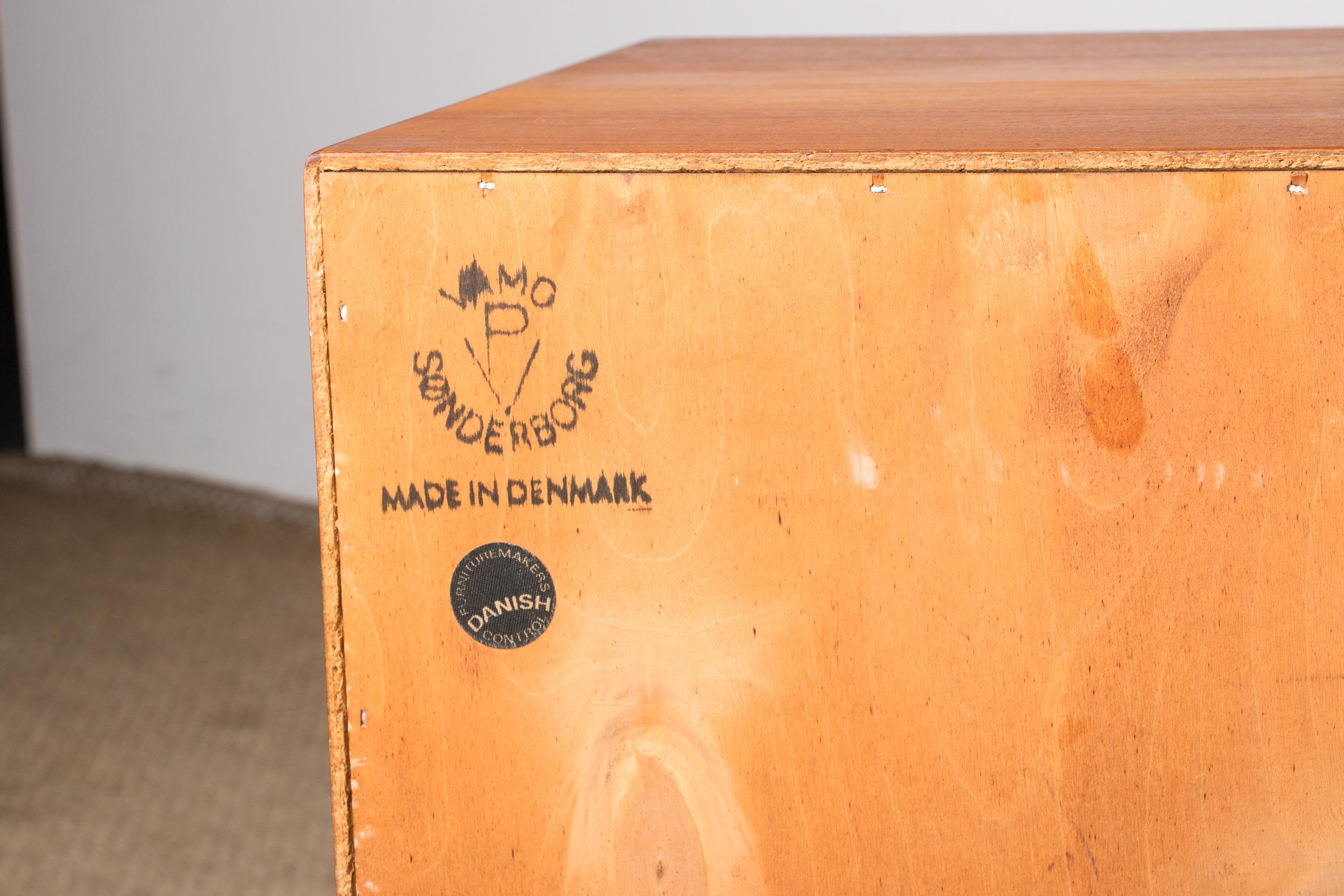 Pair of Scandinavian teak bedside tables by Arne Vodder for Vamo Sonderborg 1960 For Sale 9
