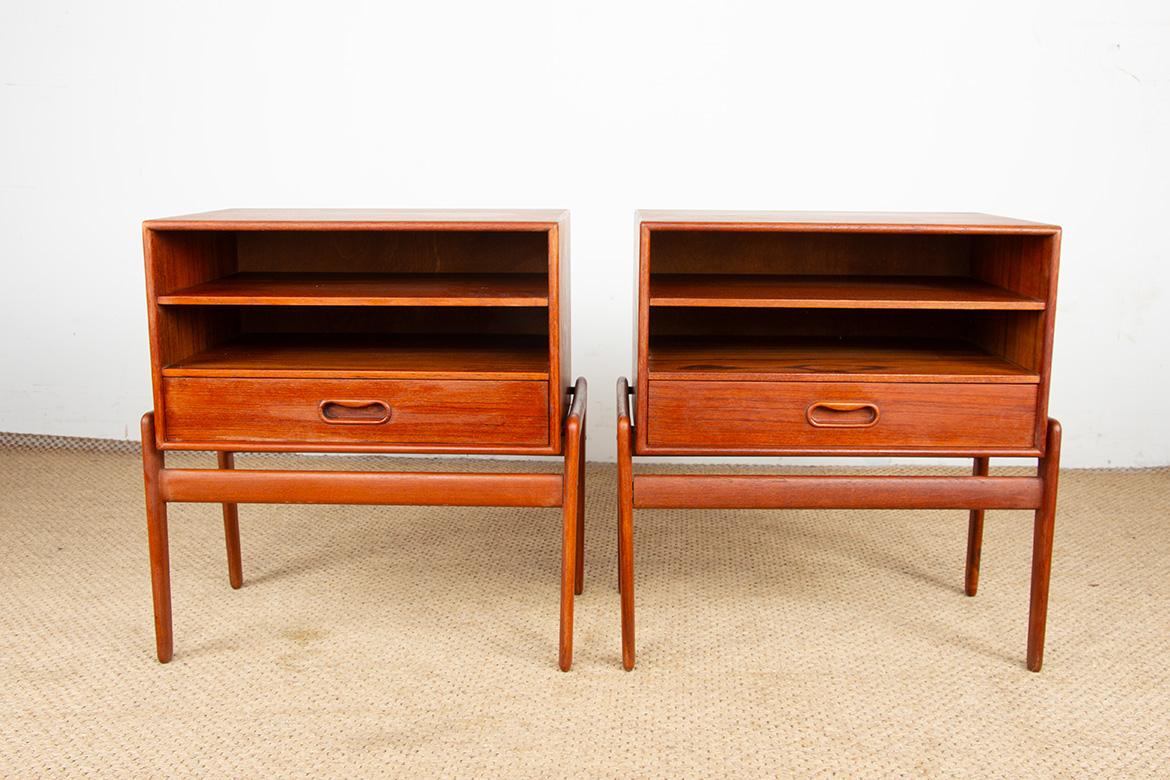 Superb Scandinavian bedside tables. Their understated and elegant design features a small, adjustable drawer and a storage shelf. These pieces of furniture are beautifully crafted.

Designer: Arne Vodder.
Manufacturer: Vamo Sonderborg.
Origin:
