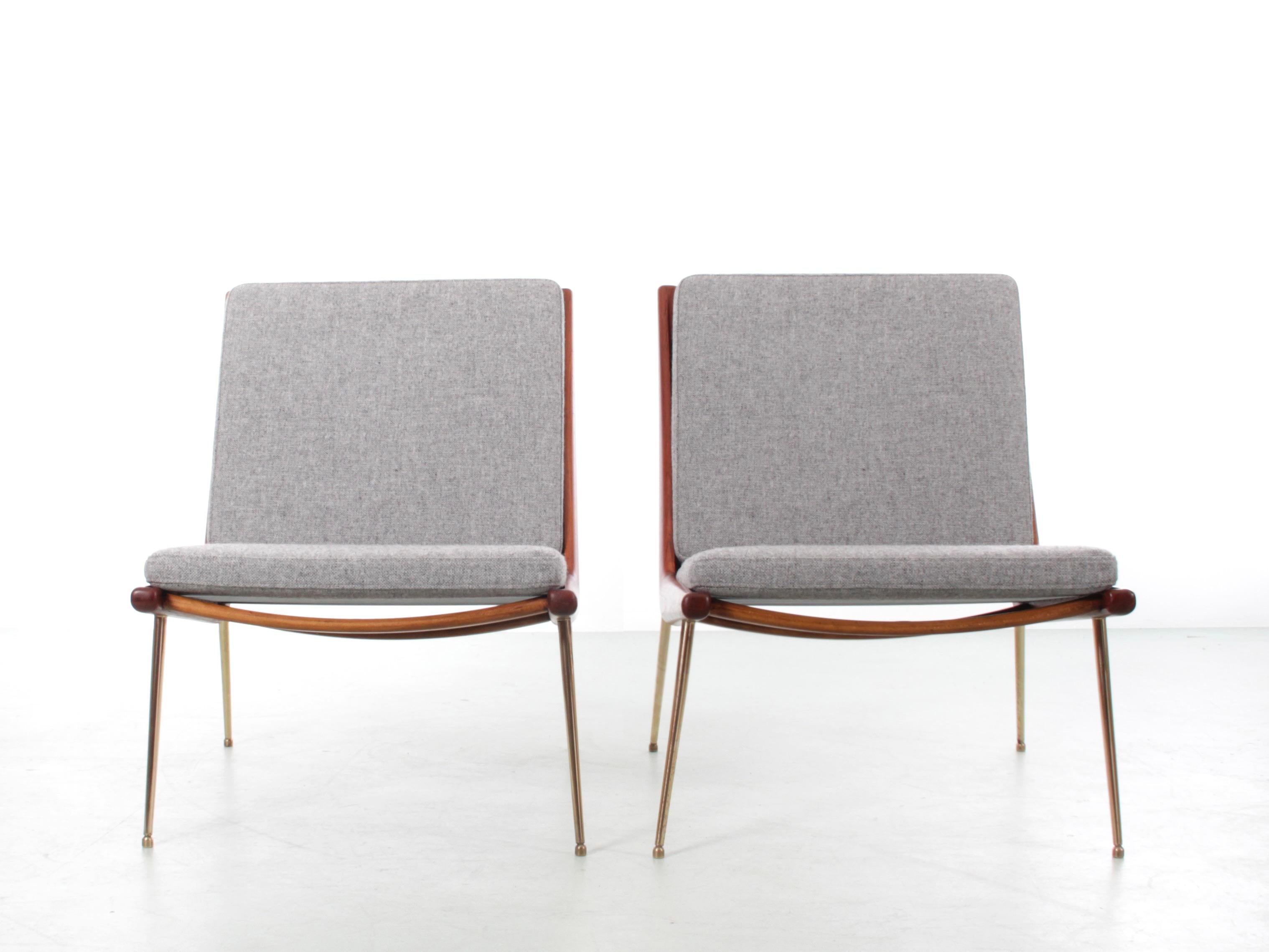 Paire de fauteuils scandinaves en teck créés en 1956 par Peters Hvidt & Orla Molgaard Nielsen, connus sous le nom de modèle Boomerang ou parfois appelés FD-134. Structure en teck et pieds en laiton, assise et dossier rembourrés avec coussins à