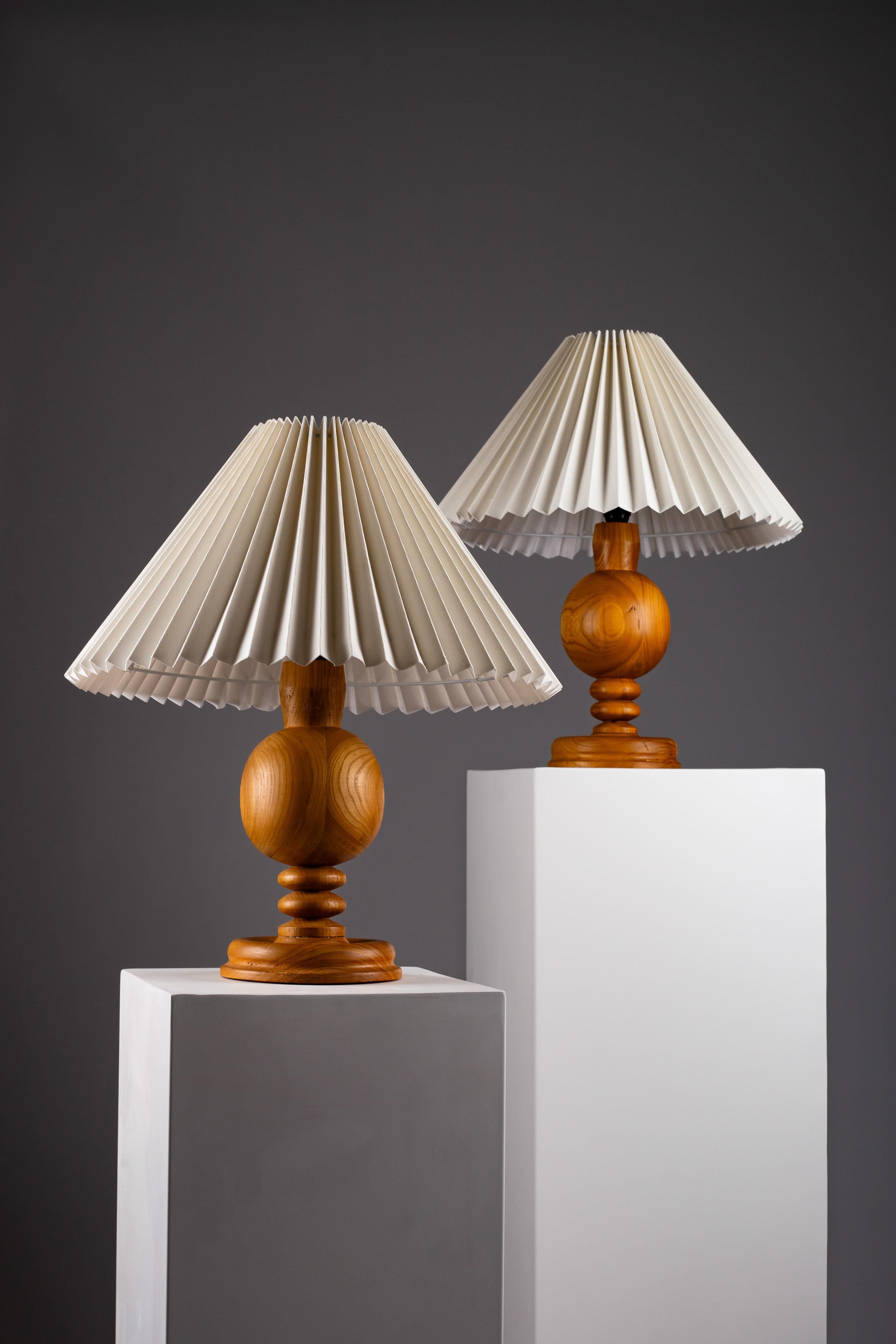 Coppia di lampade da tavolo scandinave in legno tornito, anni '60 circa in vendita 3