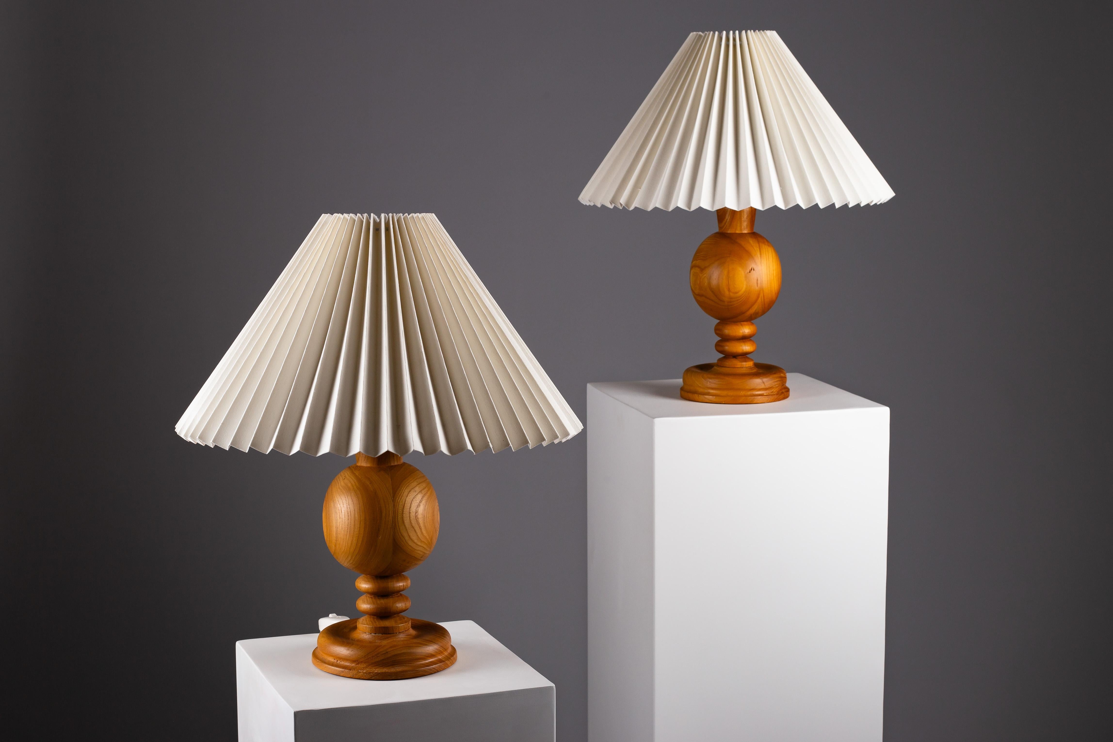 Coppia di lampade da tavolo scandinave in legno tornito, anni '60 circa in vendita 4