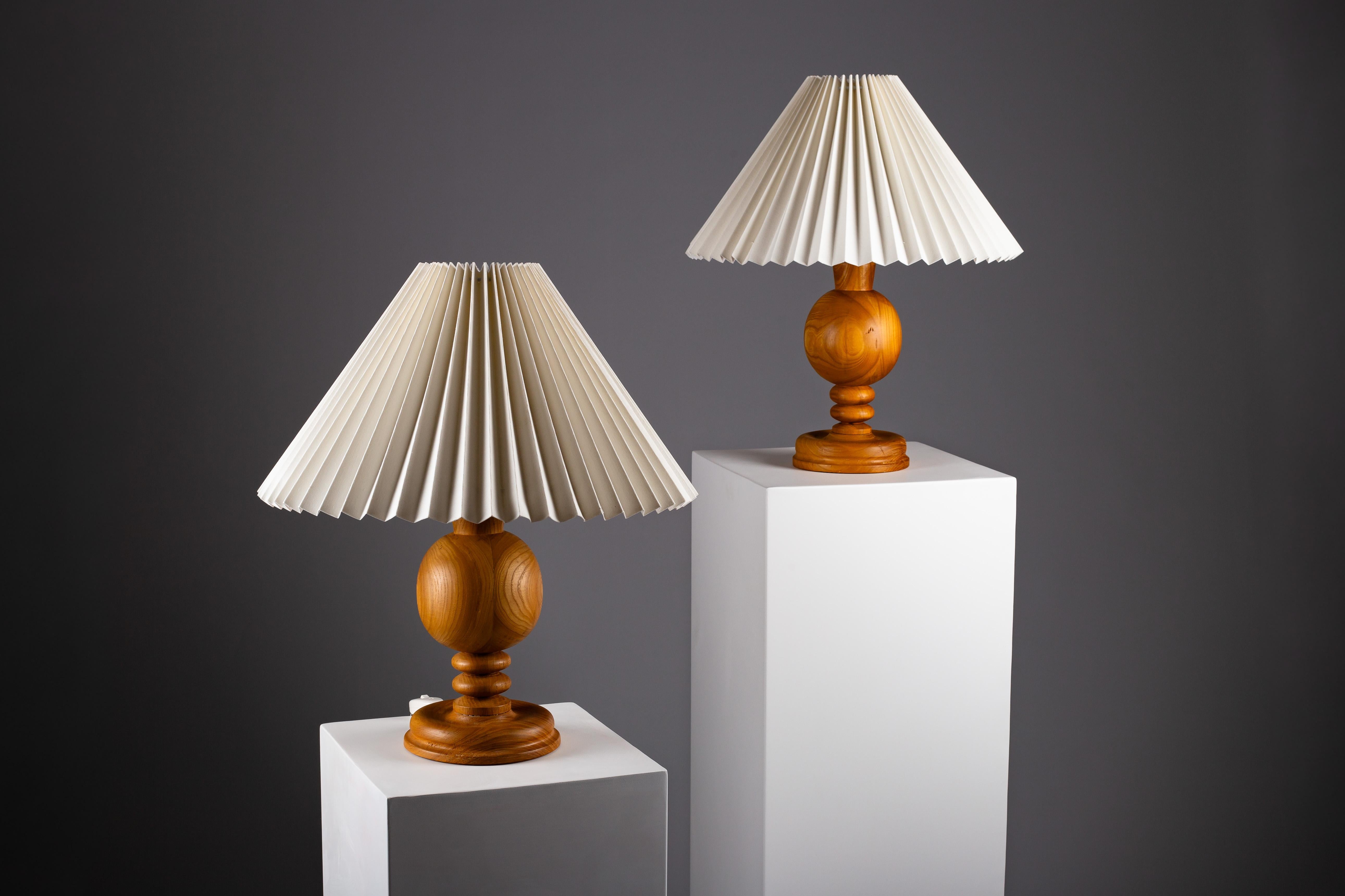 Coppia di lampade da tavolo scandinave in legno tornito, anni '60 circa in vendita 5