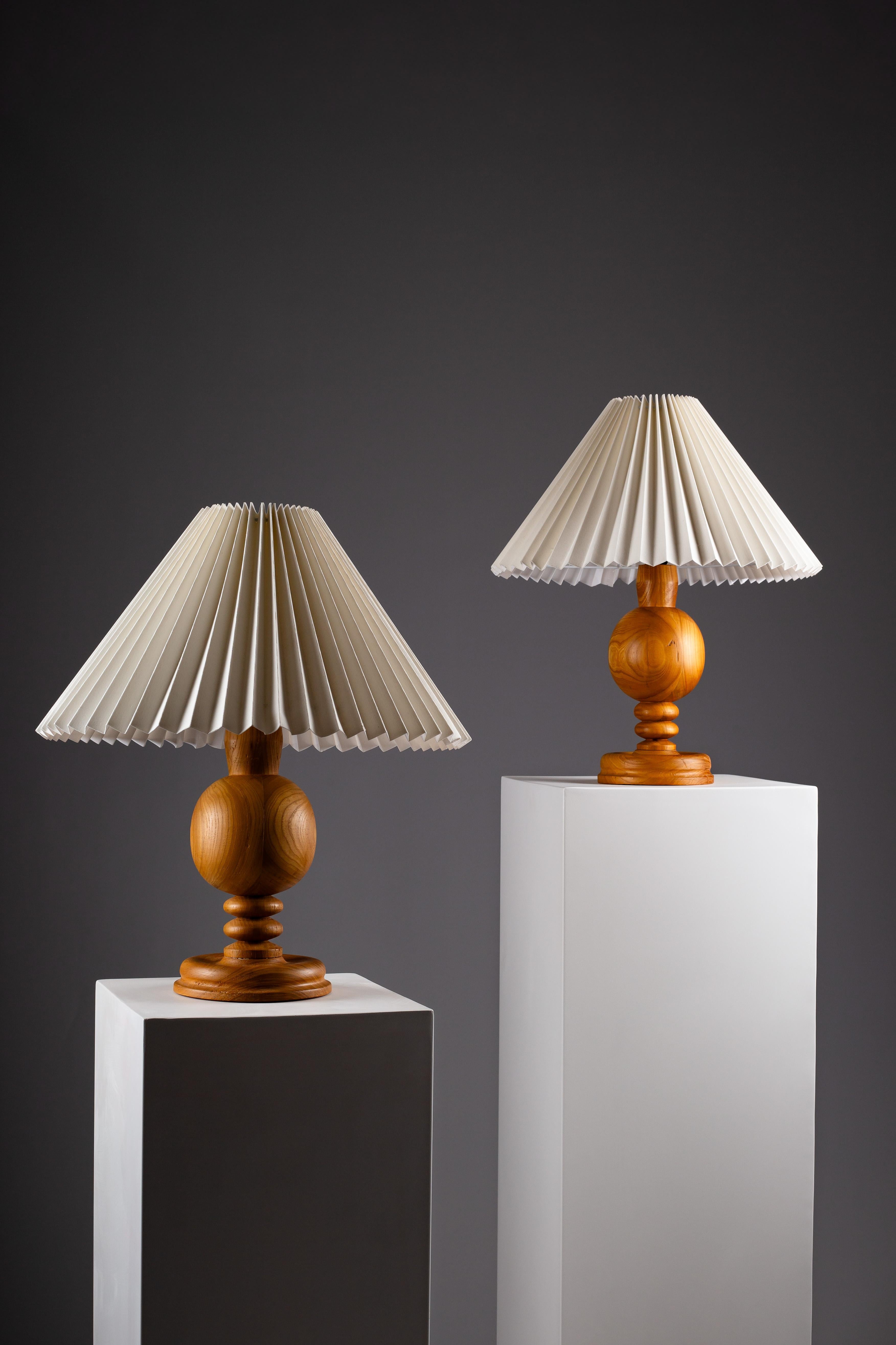 Coppia di lampade da tavolo scandinave in legno tornito, anni '60 circa in vendita 7