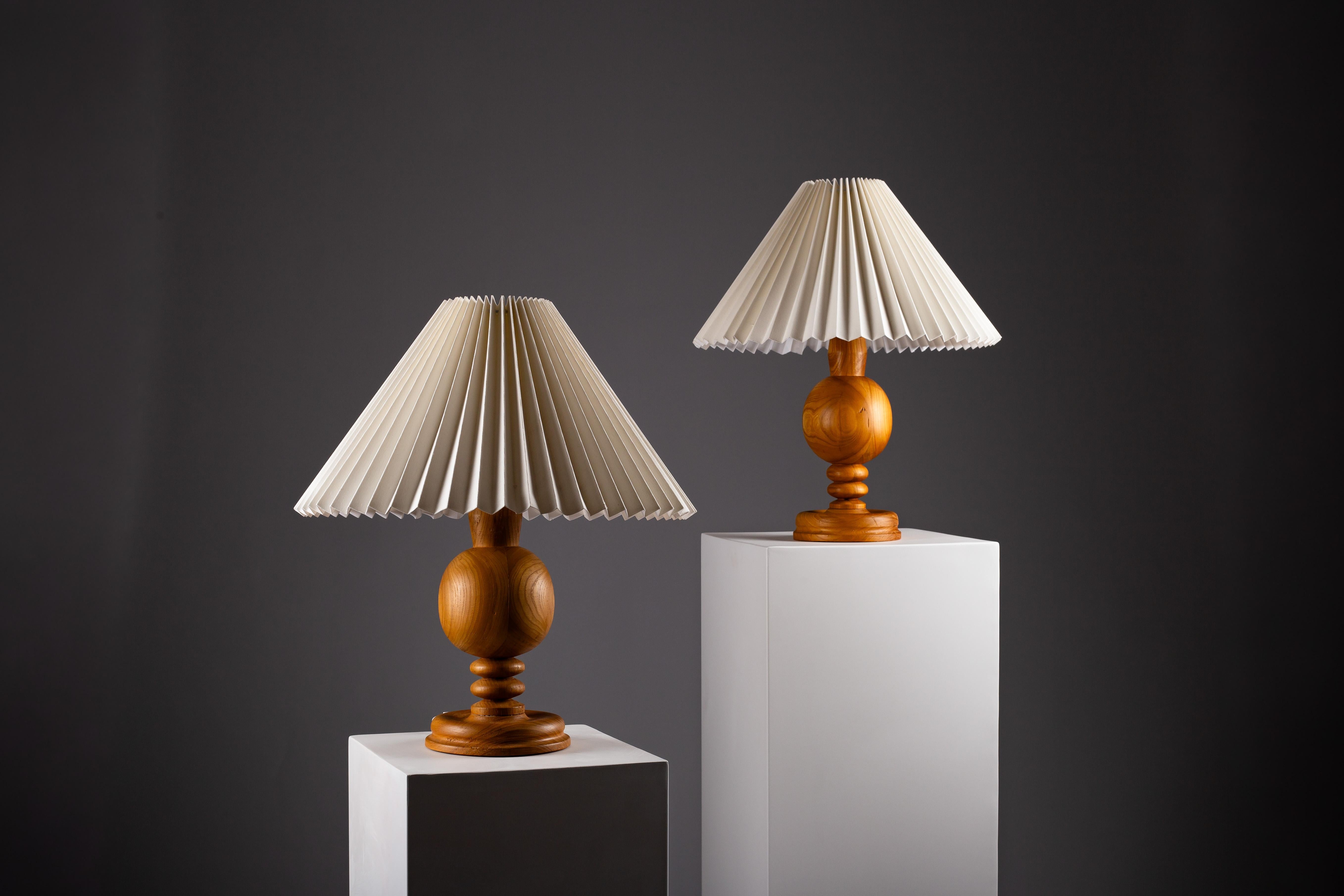 Coppia di lampade da tavolo scandinave in legno tornito, anni '60 circa in vendita 8
