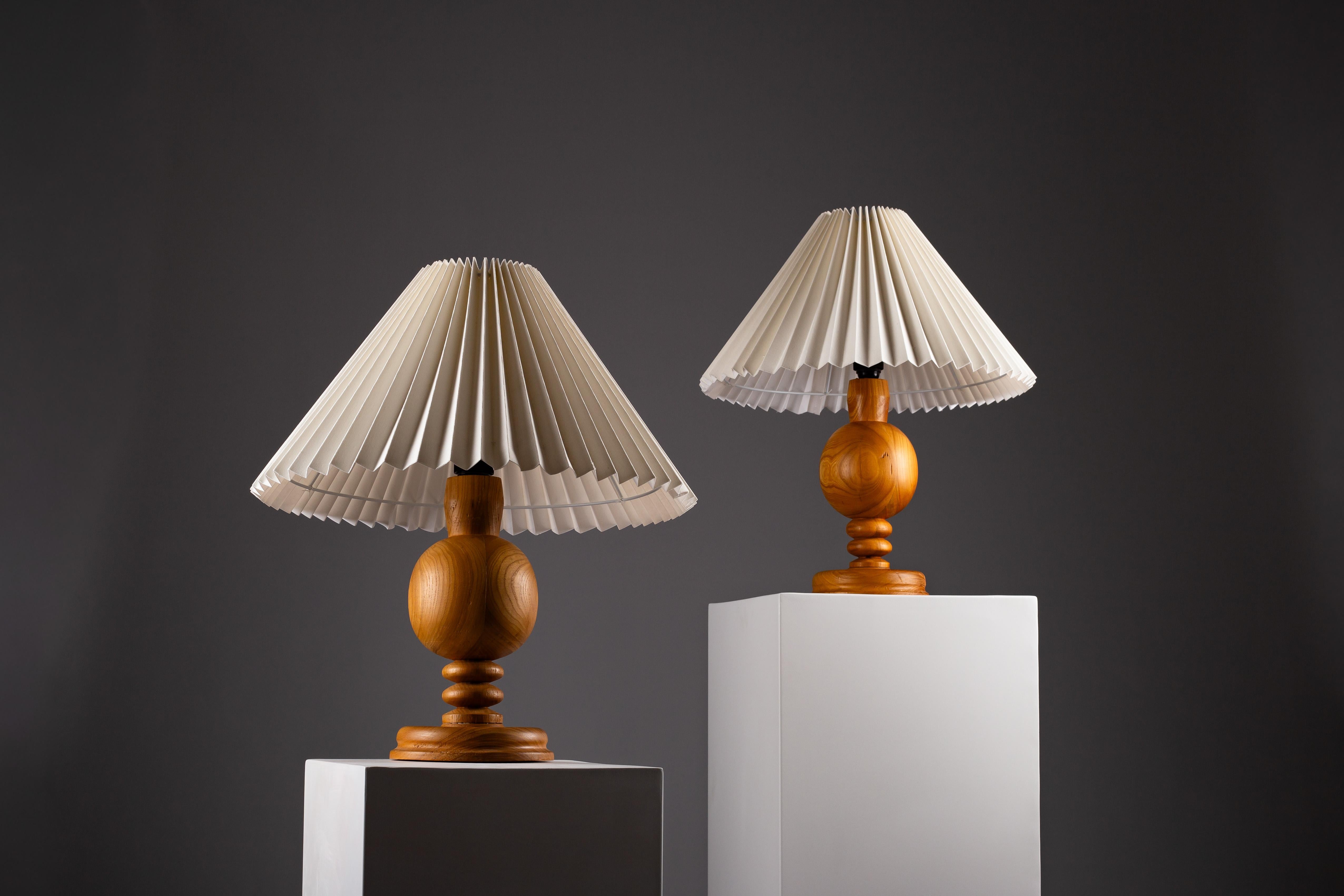 Coppia di lampade da tavolo scandinave in legno tornito, anni '60 circa in vendita 9