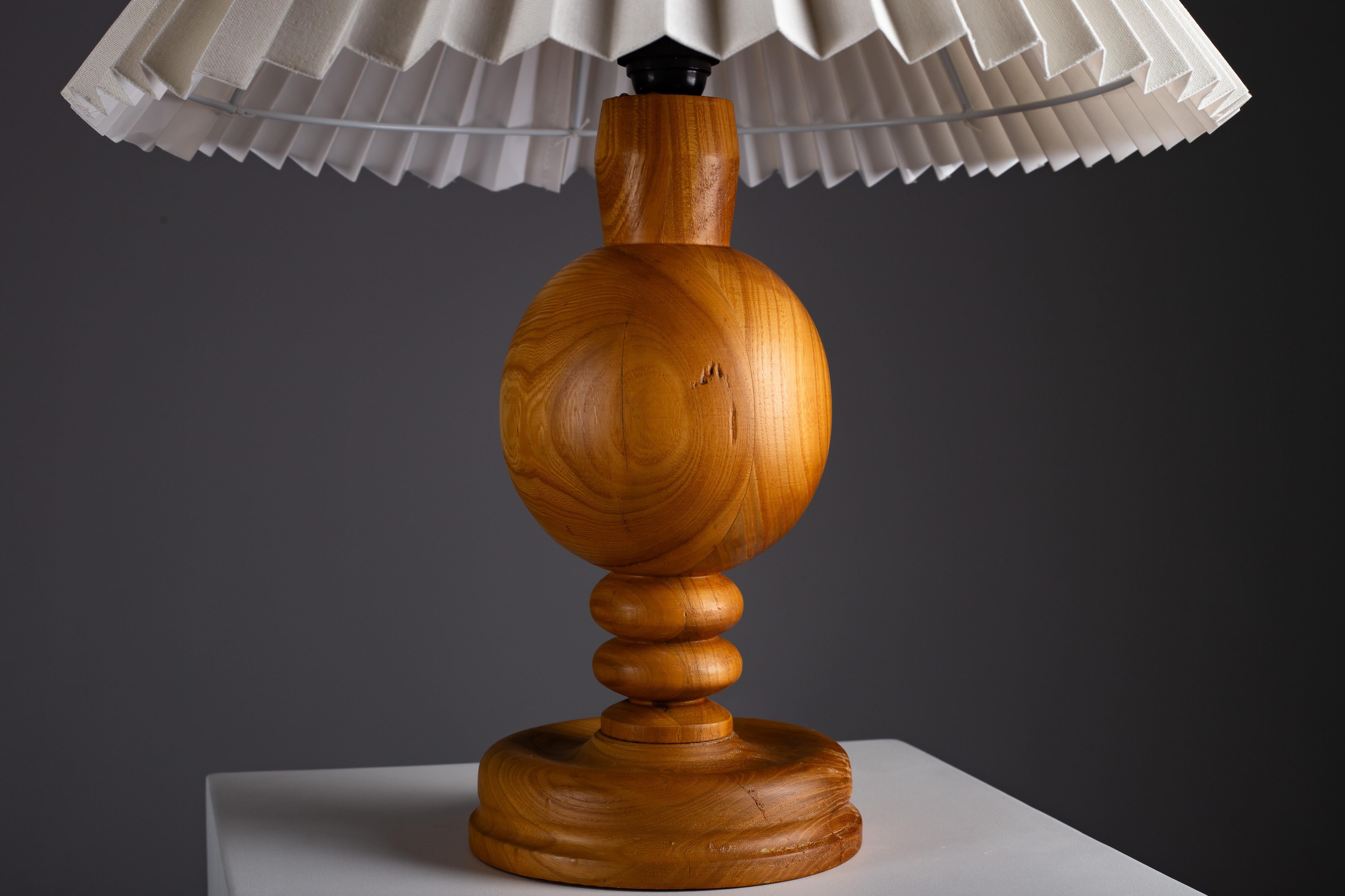 Coppia di lampade da tavolo scandinave in legno tornito, anni '60 circa in vendita 10