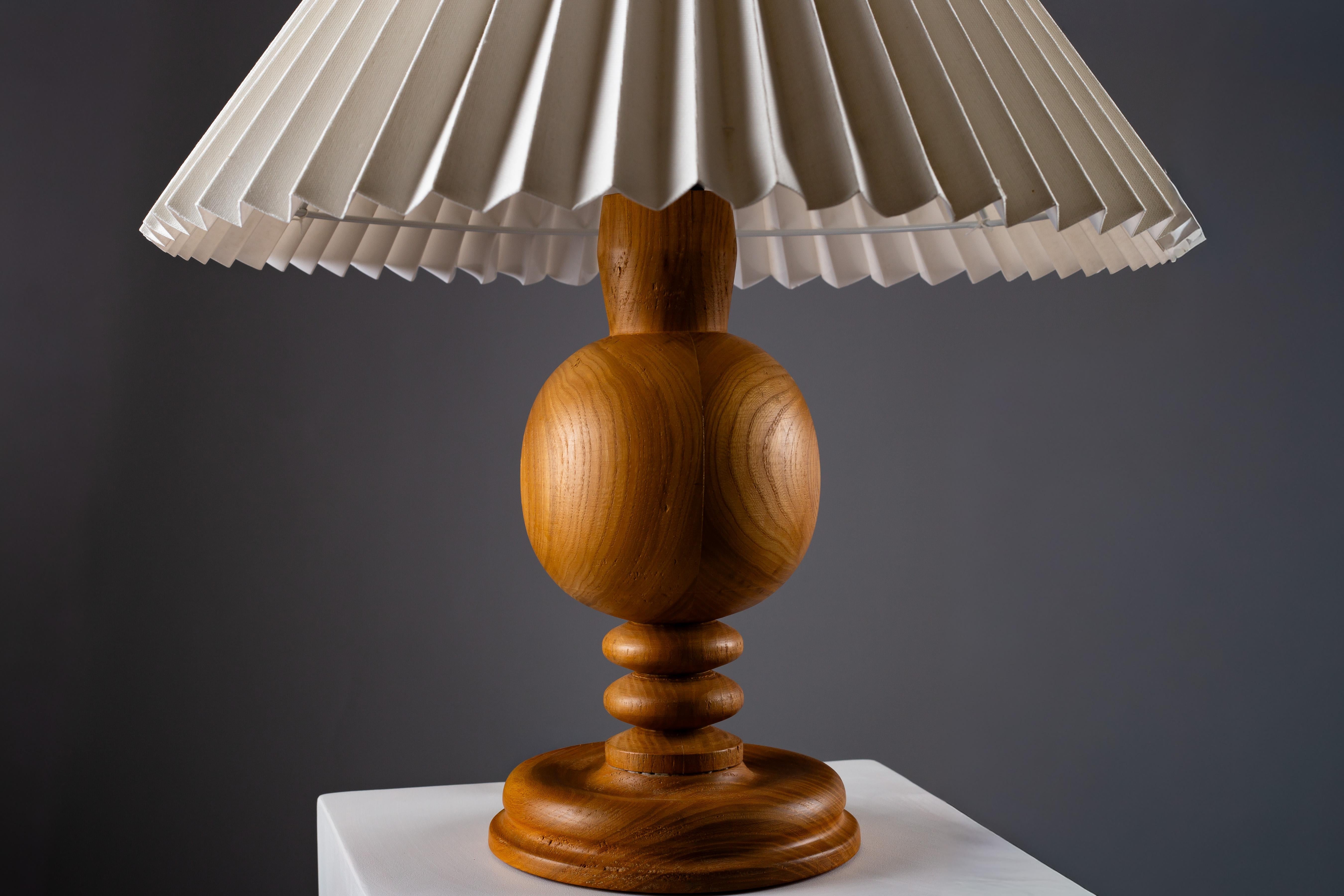 Coppia di lampade da tavolo scandinave in legno tornito, anni '60 circa in vendita 11