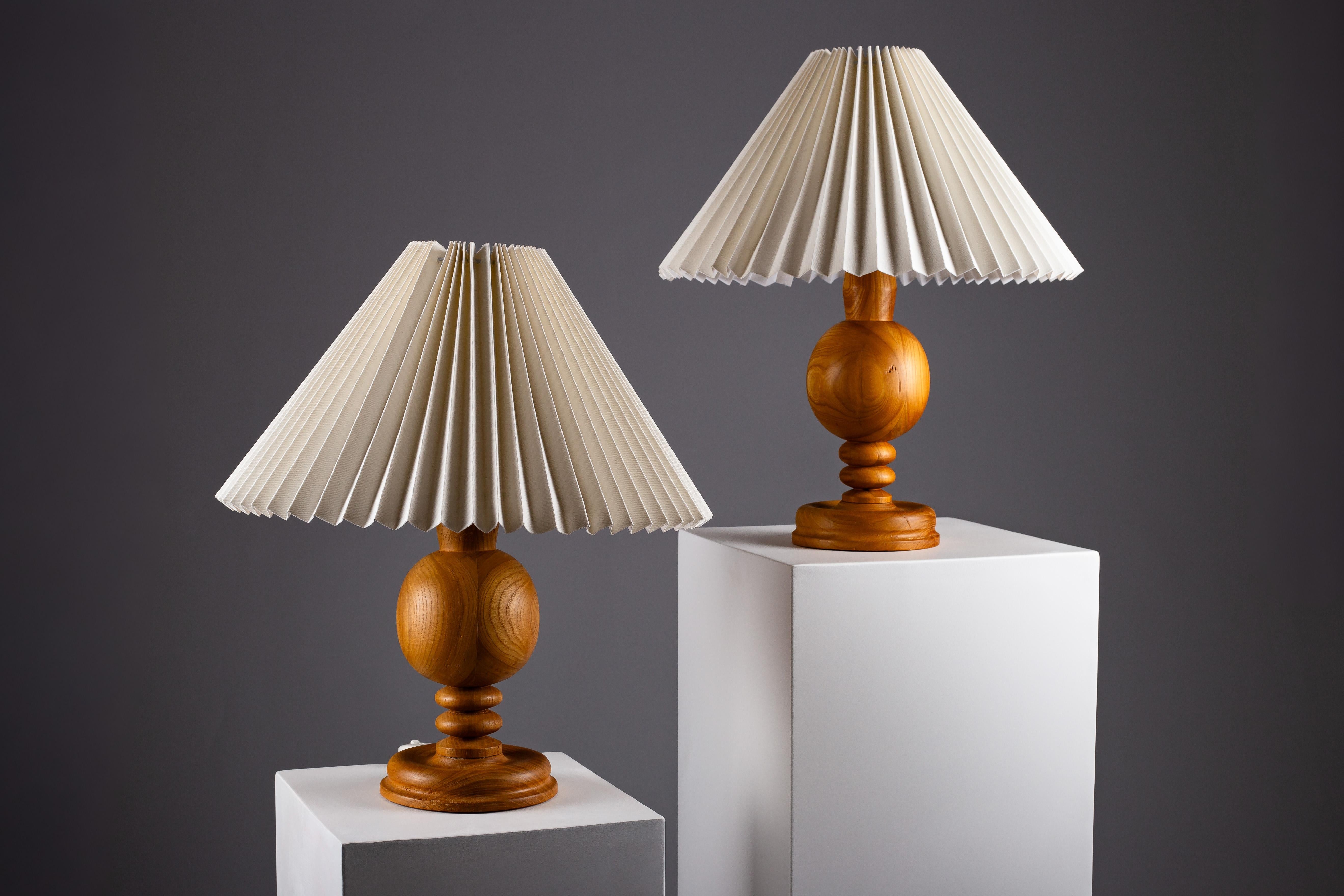Coppia di lampade da tavolo scandinave in legno tornito, anni '60 circa in vendita 12