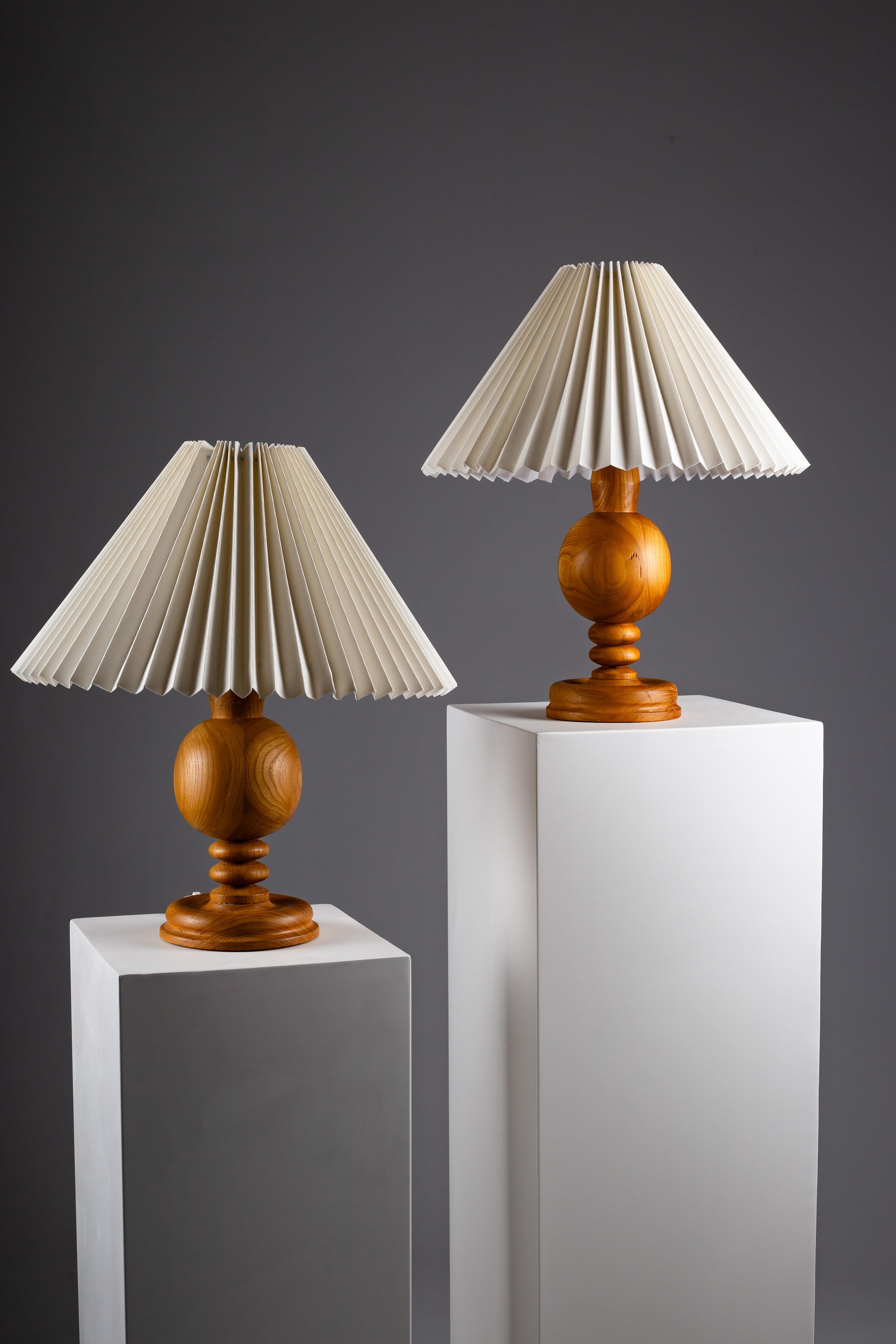 Eleva il tuo spazio abitativo con questa splendida coppia di lampade da tavolo scandinave in legno tornito, risalenti agli anni '60 circa. Ogni lampada vanta una bellissima venatura che mette in risalto la maestria del design scandinavo di metà