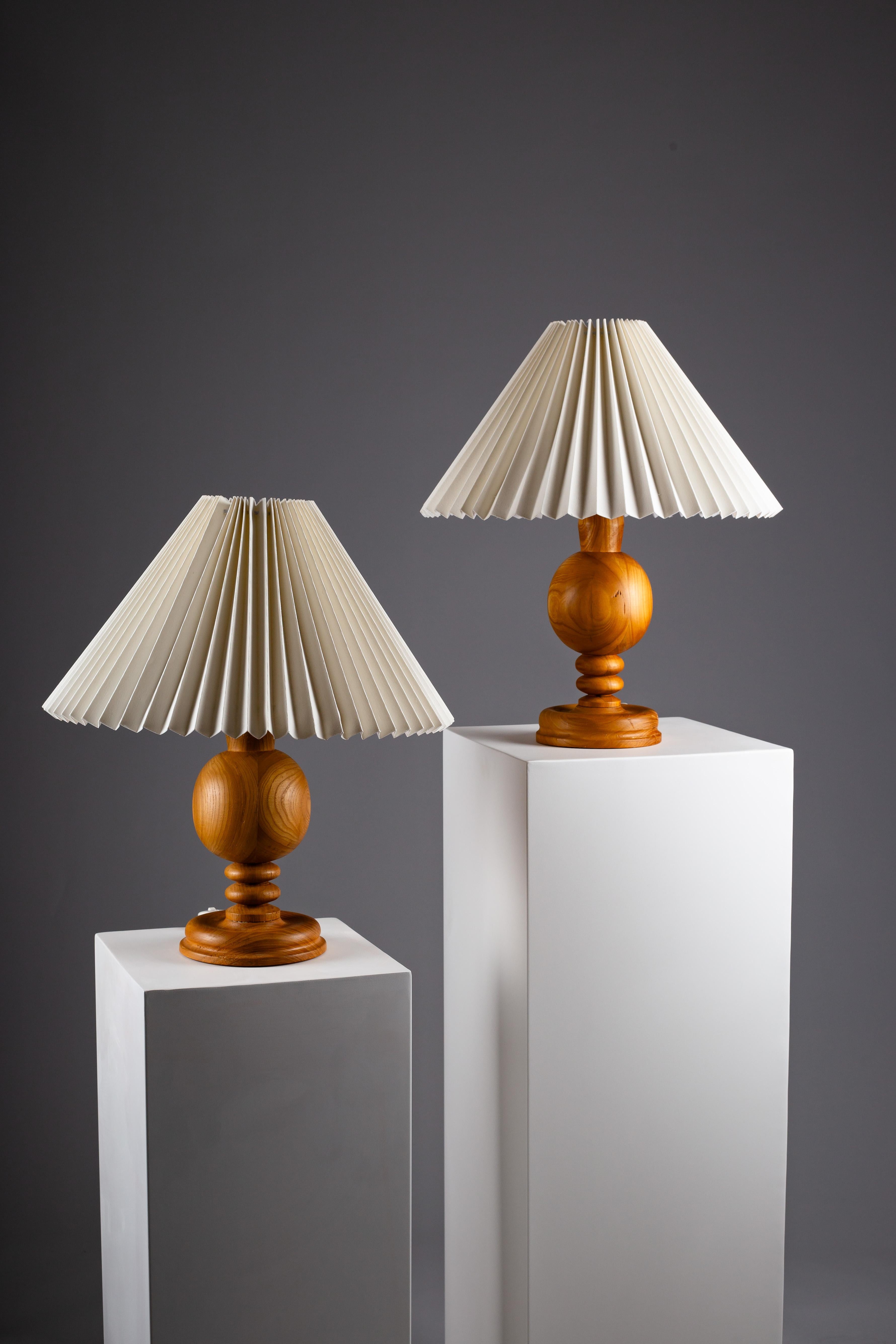 Mid-Century moderno Coppia di lampade da tavolo scandinave in legno tornito, anni '60 circa in vendita