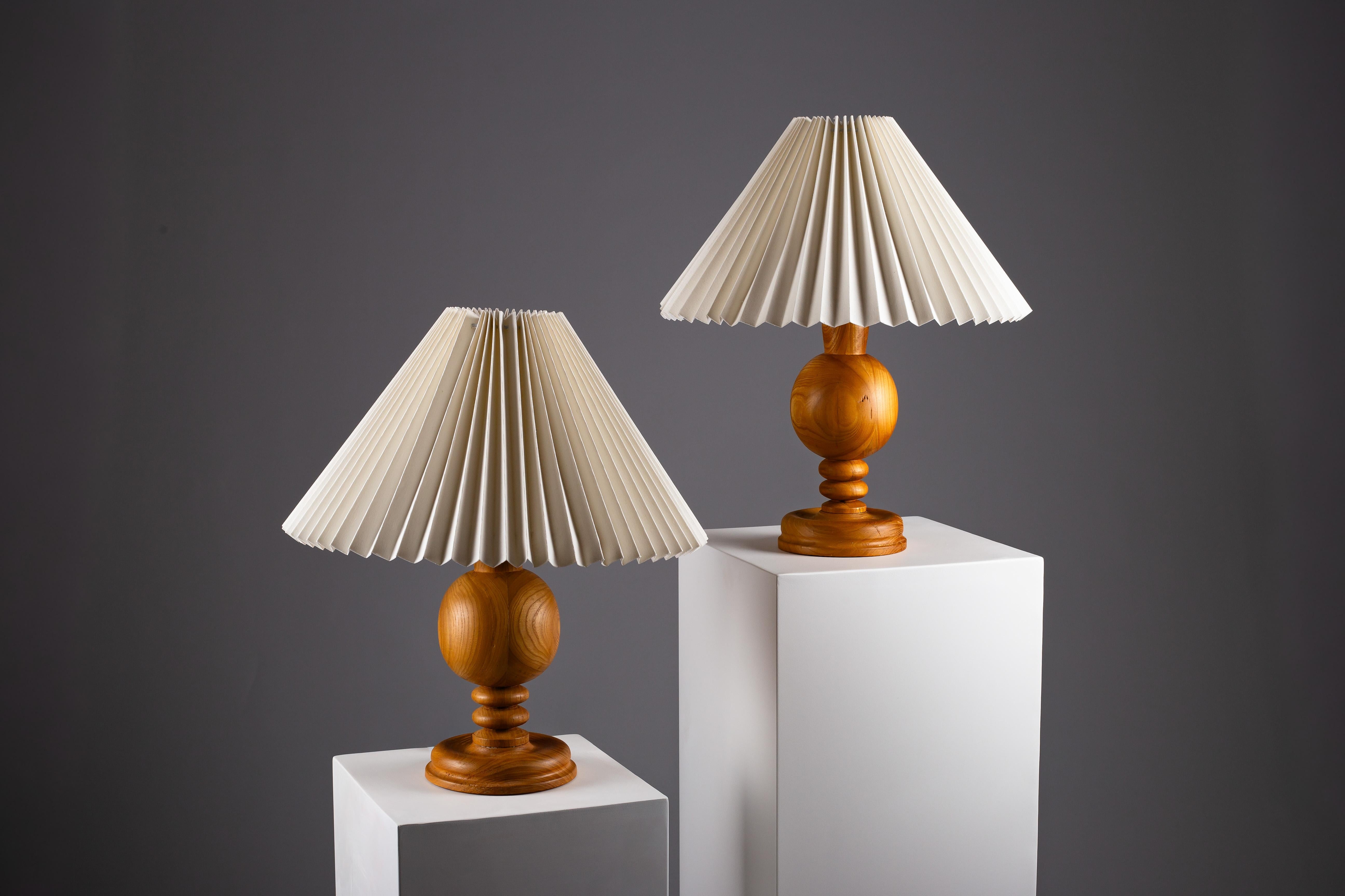 Scandinavo Coppia di lampade da tavolo scandinave in legno tornito, anni '60 circa in vendita