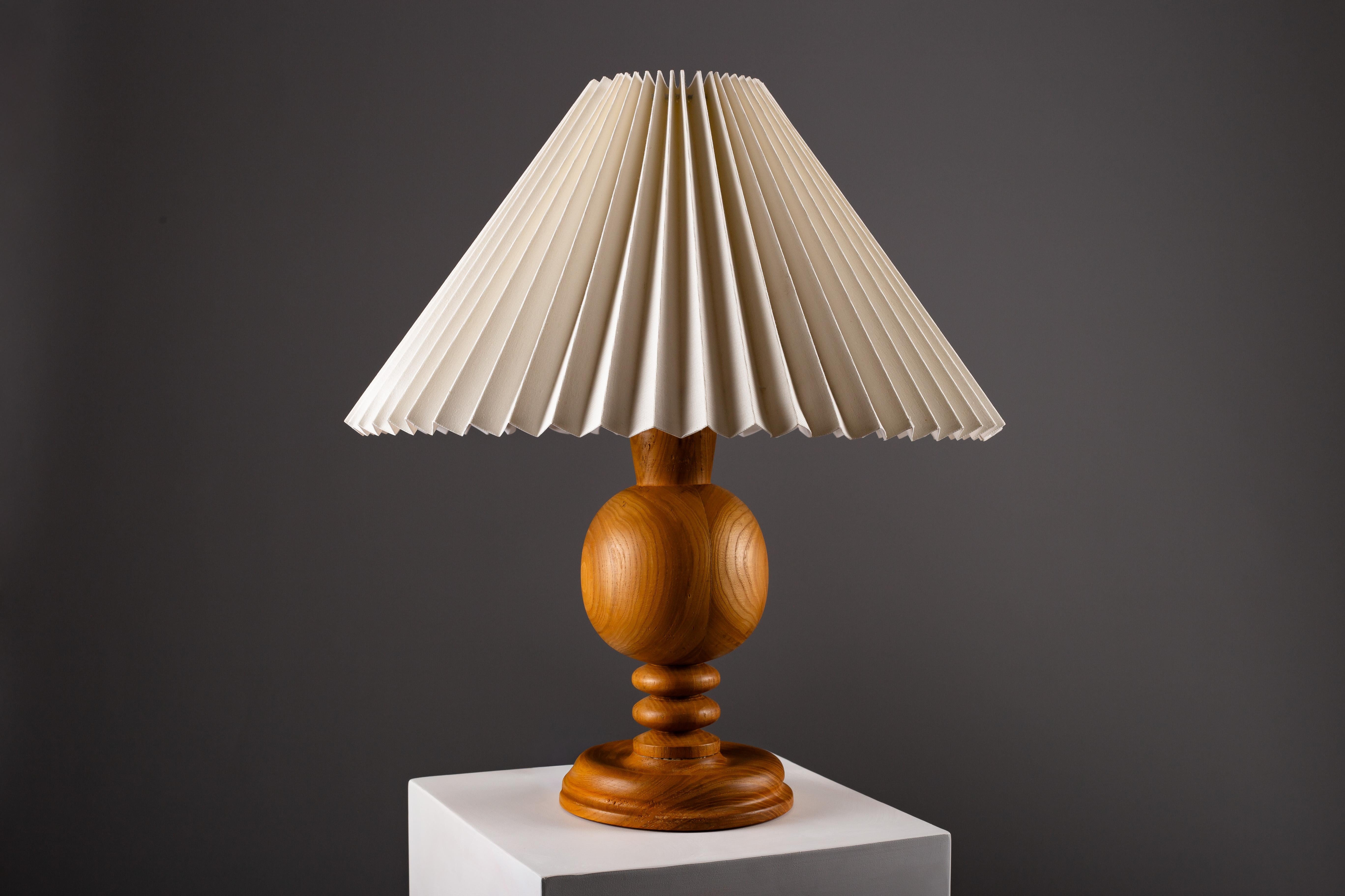 Coppia di lampade da tavolo scandinave in legno tornito, anni '60 circa In condizioni buone in vendita a Turku, Varsinais-Suomi