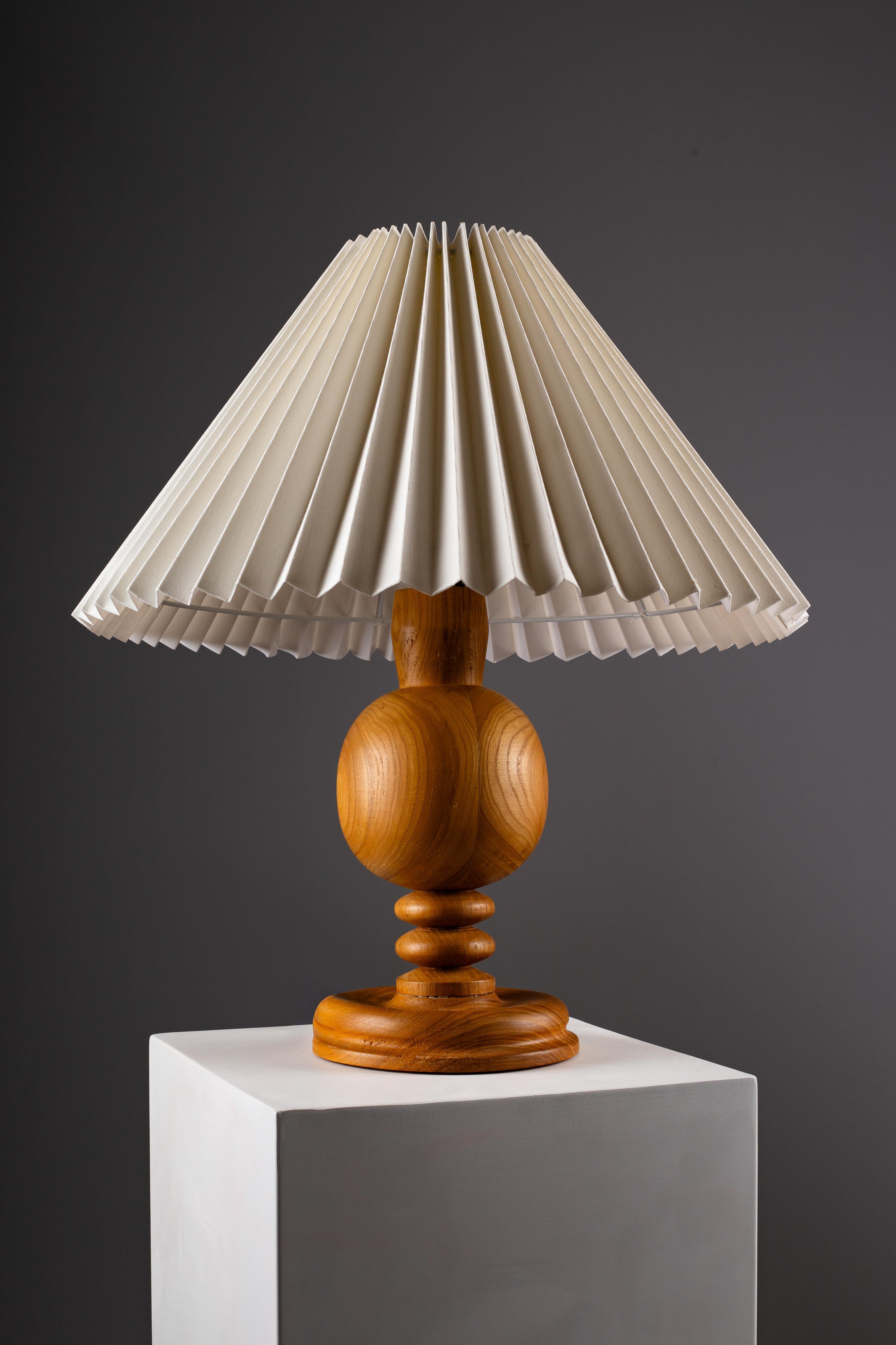 XX secolo Coppia di lampade da tavolo scandinave in legno tornito, anni '60 circa in vendita