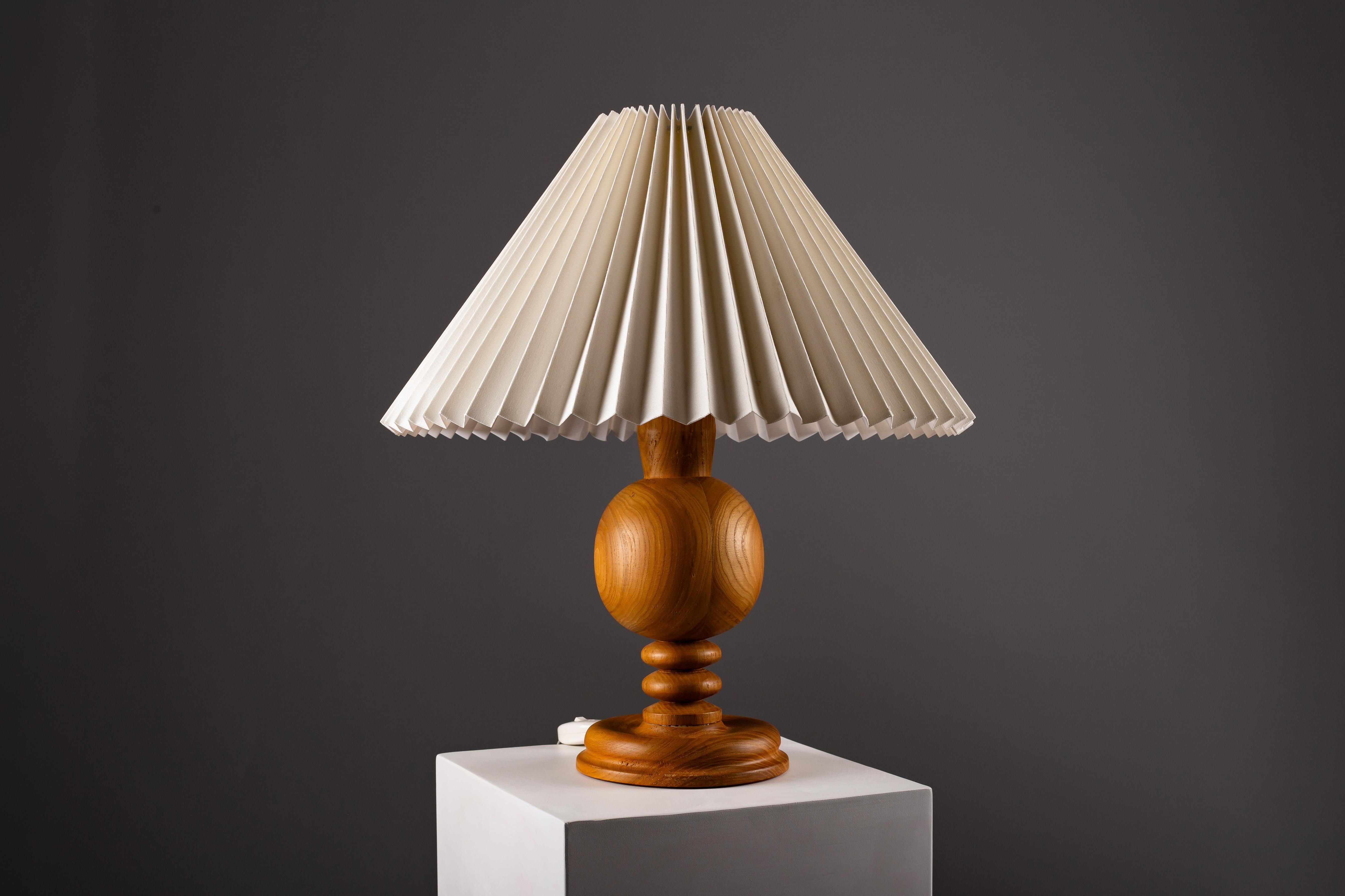 Pino Coppia di lampade da tavolo scandinave in legno tornito, anni '60 circa in vendita