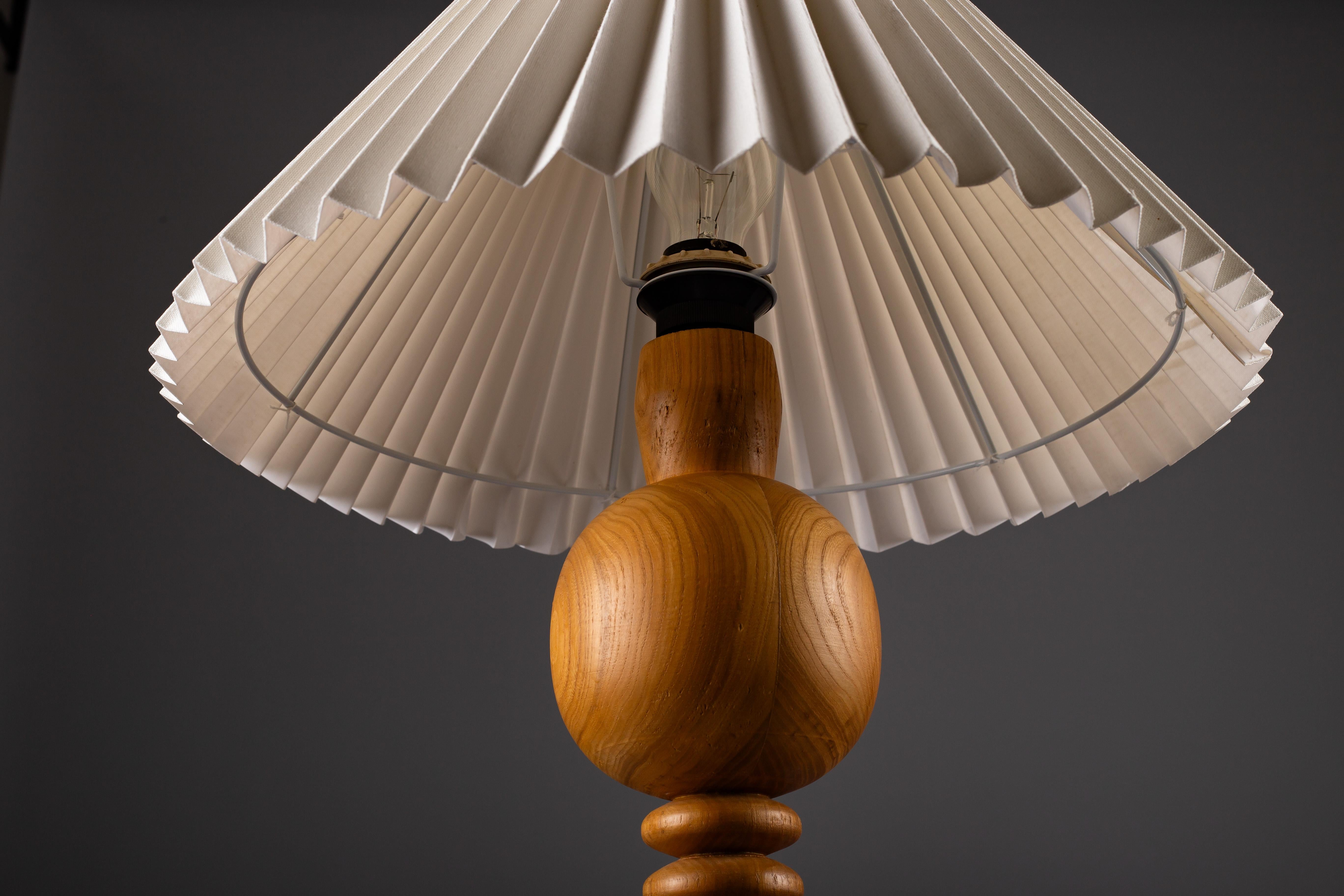 Coppia di lampade da tavolo scandinave in legno tornito, anni '60 circa in vendita 1