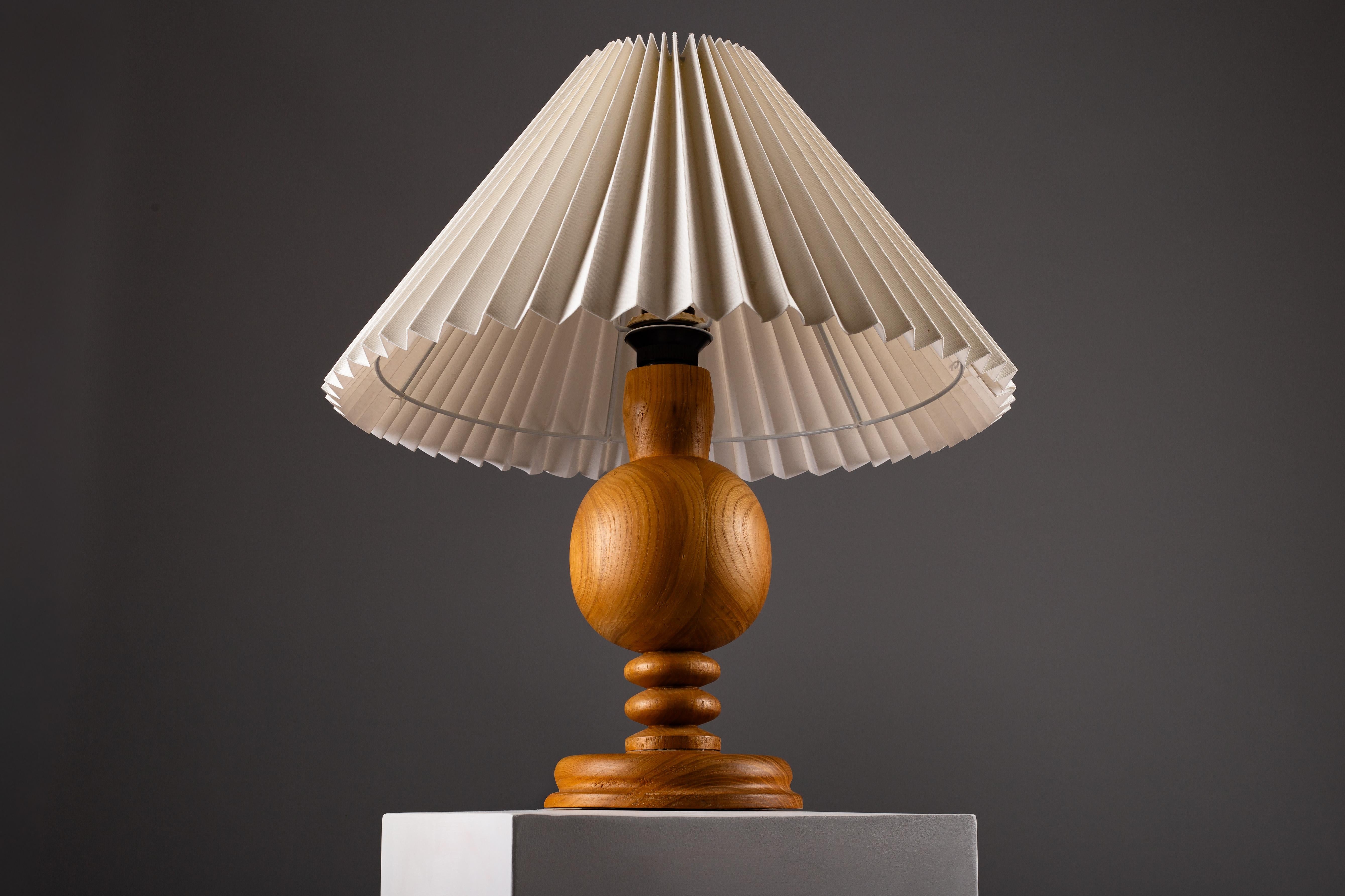 Coppia di lampade da tavolo scandinave in legno tornito, anni '60 circa in vendita 2