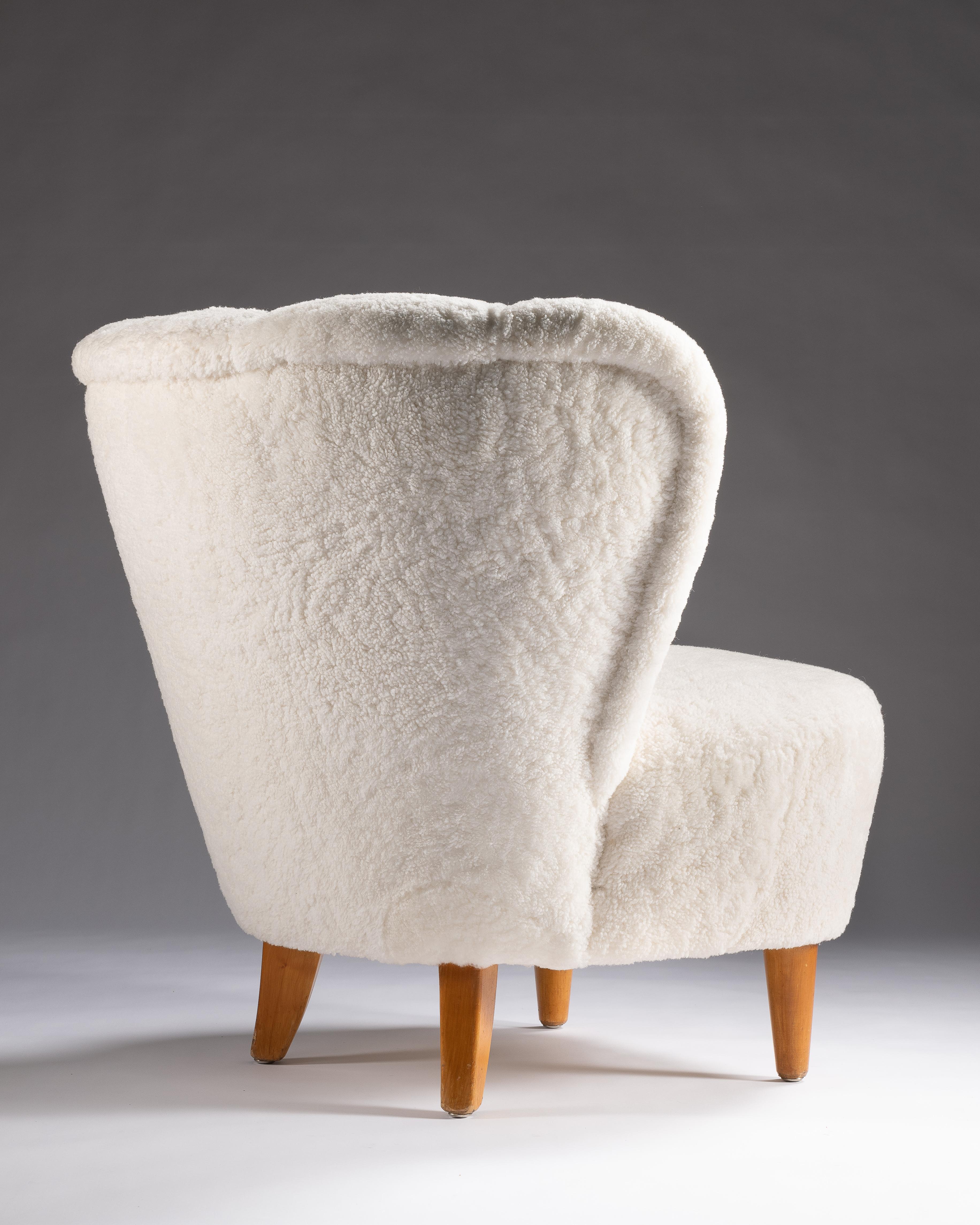 Pair of Scandinavian Vintage White Easy Chairs 1950s, Shearling Upholstery For Sale 1