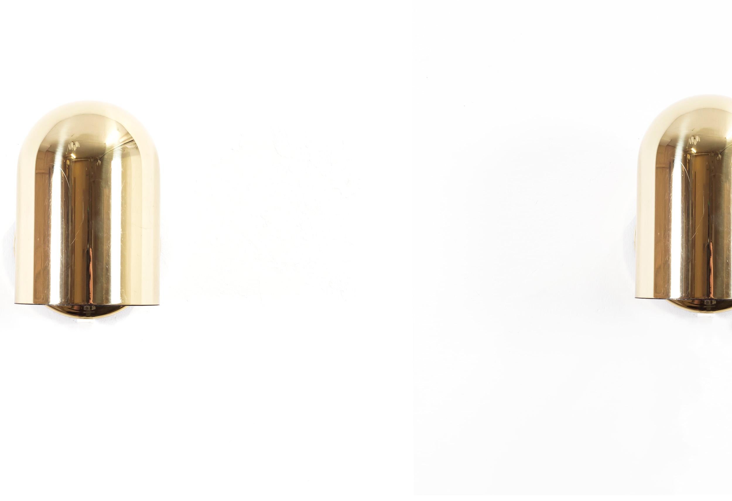 Wunderschöne und minimalistische Wandlampen aus Messing. Entworfen von Jonas Hidle und hergestellt in Norwegen von Høvik Lys AS ab ca. 1970 zweite Hälfte. Beide Lampen sind voll funktionsfähig und in gutem Vintage-Zustand. Jede Lampe ist mit einer