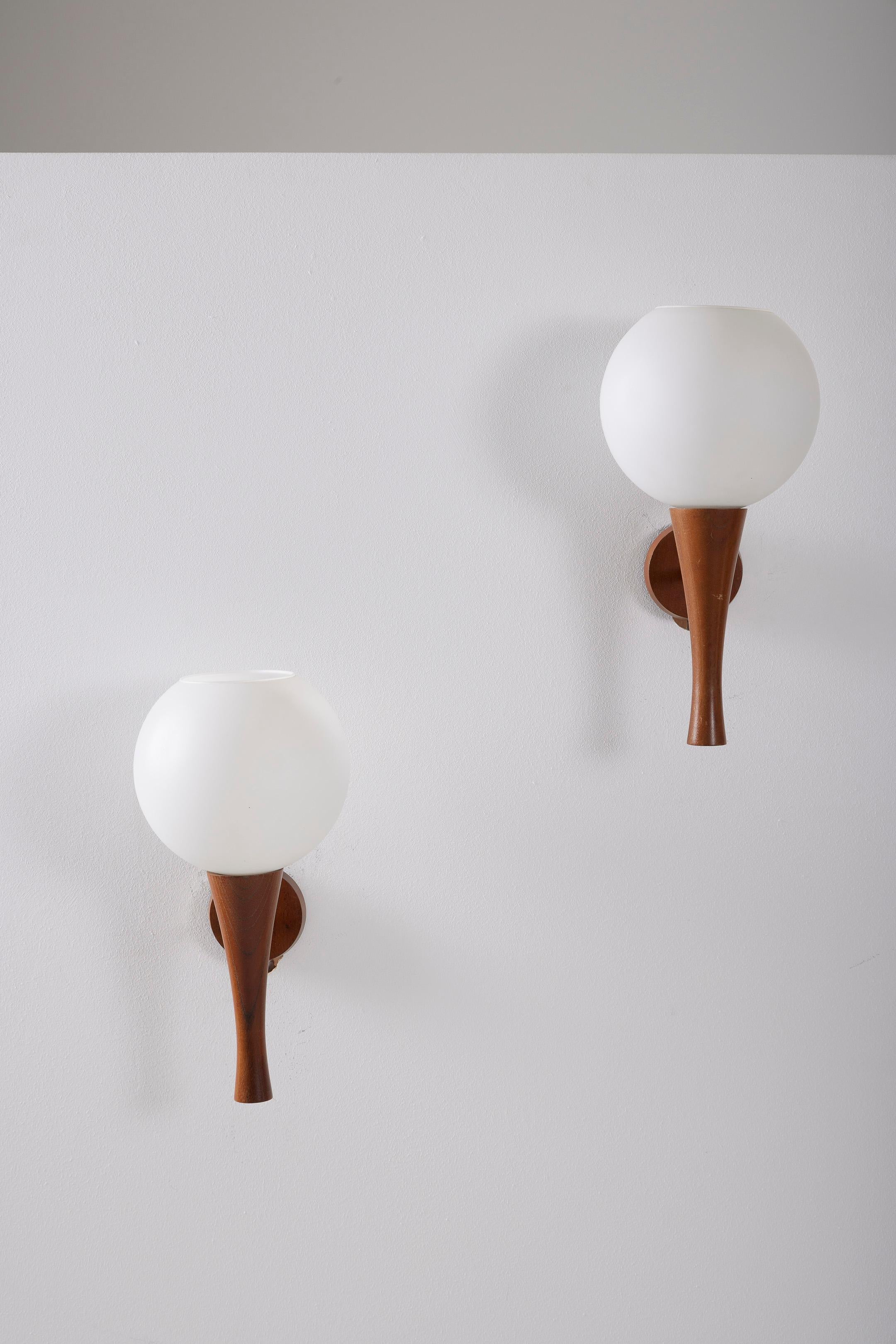 Pair of Scandinavian-style wall sconces, featuring a glass globe diffuser and a wooden structure. In very good condition. These wall sconces would pair perfectly with furniture by designers such as Pierre Chapo or Jean Prouvé.
DV74