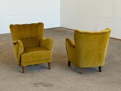Paar skandinavische Wingback Lounge Chairs aus olivem Samt, 1940er