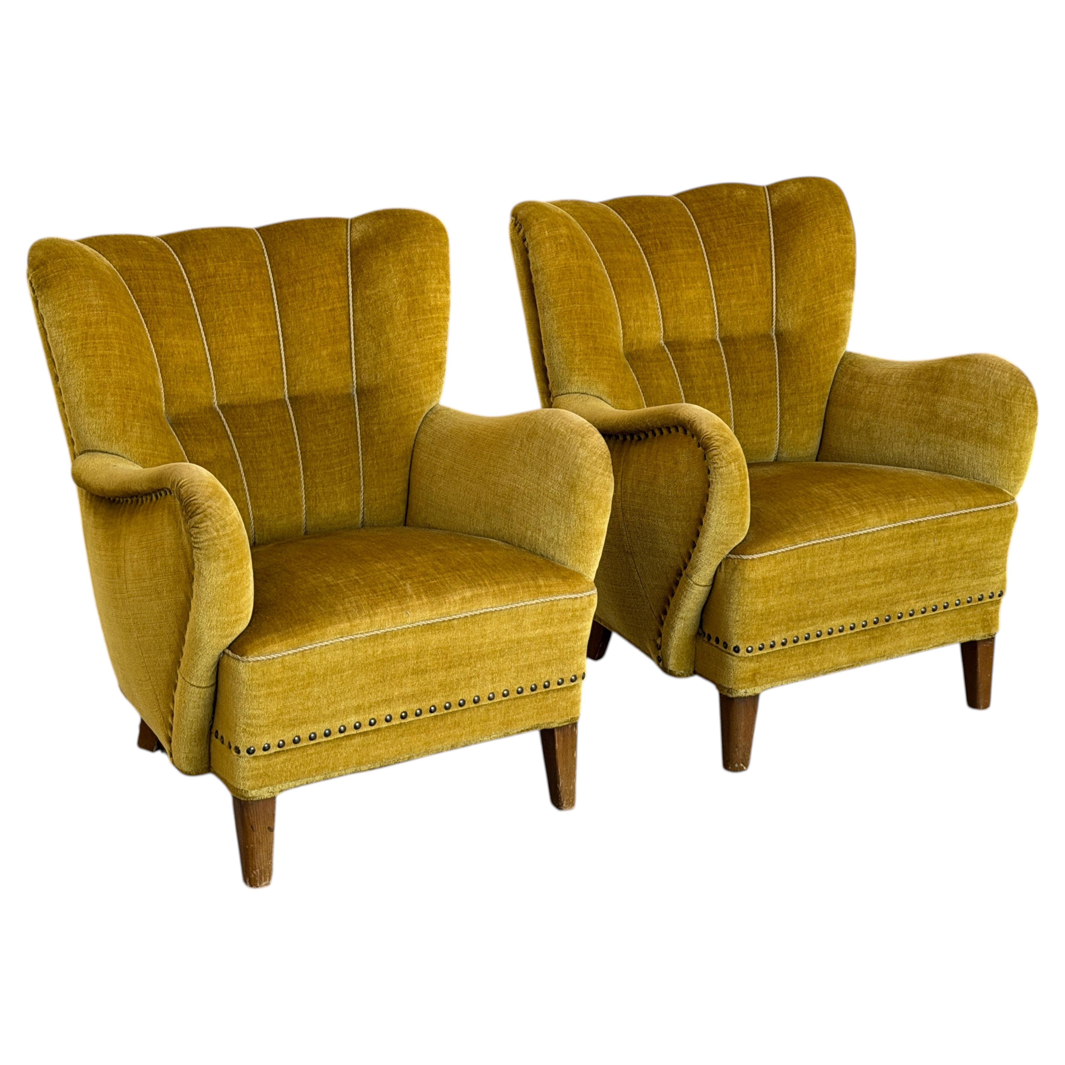Pair of Scandinavian Wingback Lounge Chairs in Olive Velvet, 1940s For Sale