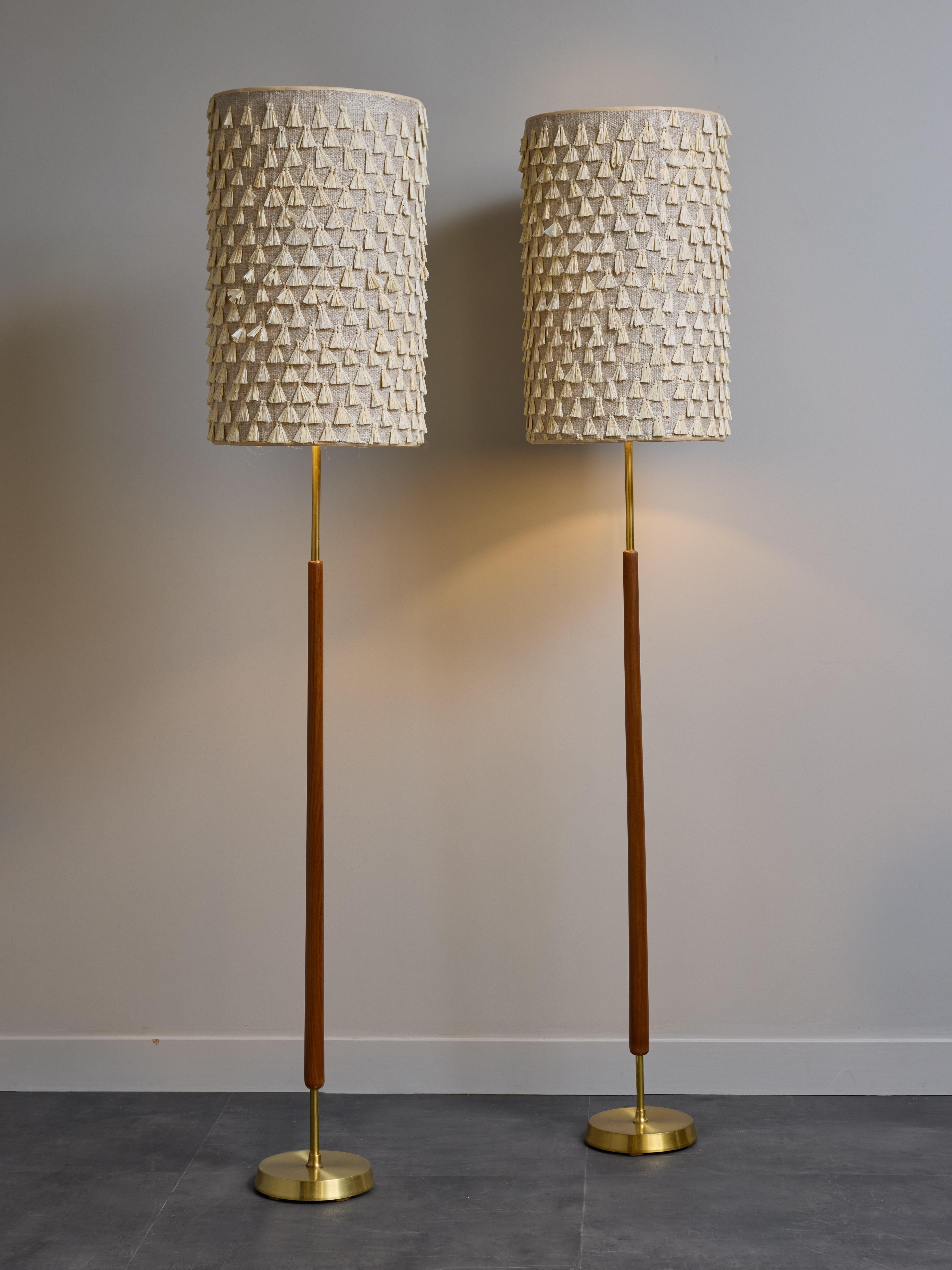 Scandinavo moderno Coppia di lampade da terra scandinave in Wood e ottone con paralume in vendita