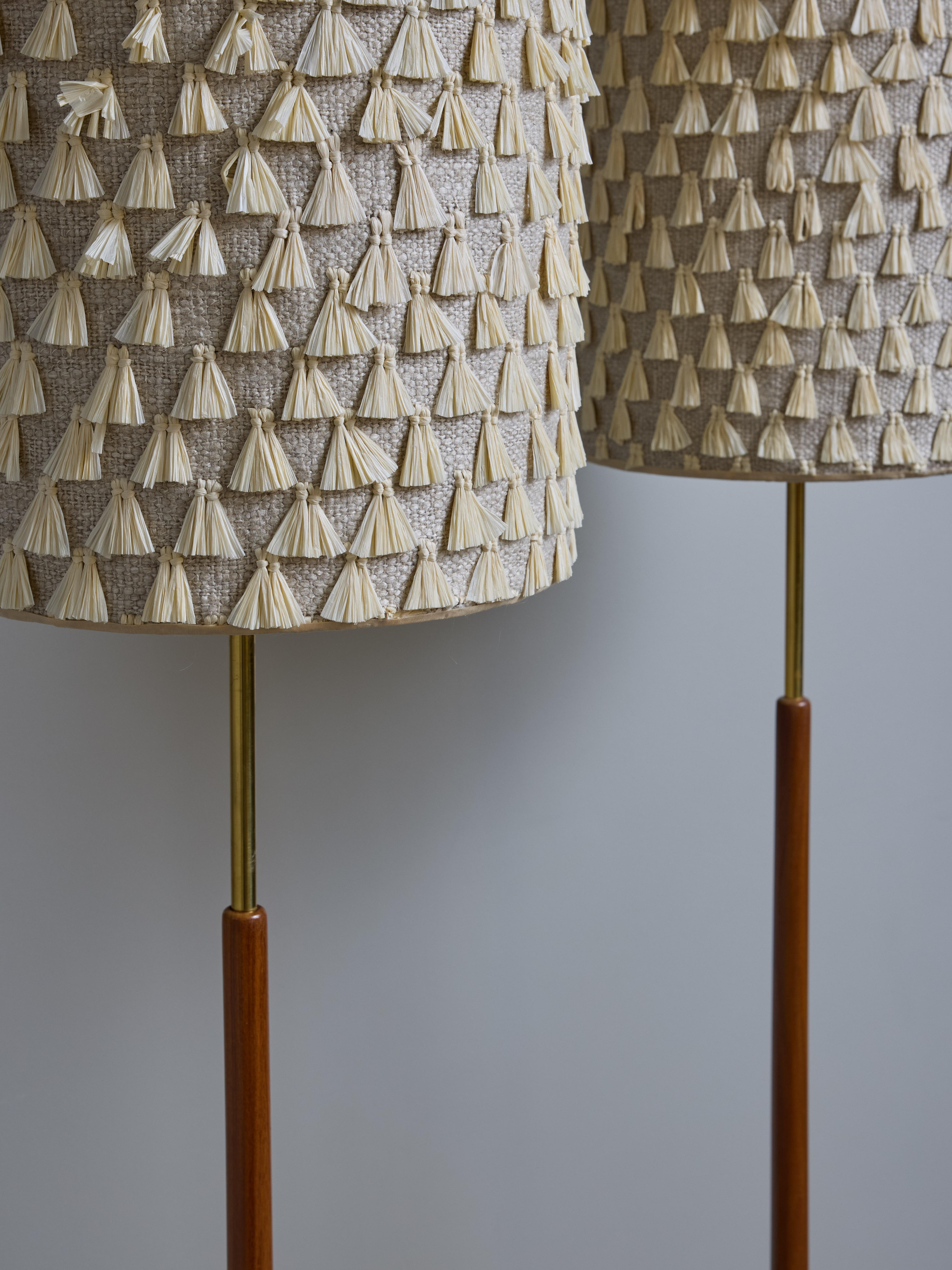 Europeo Coppia di lampade da terra scandinave in Wood e ottone con paralume in vendita