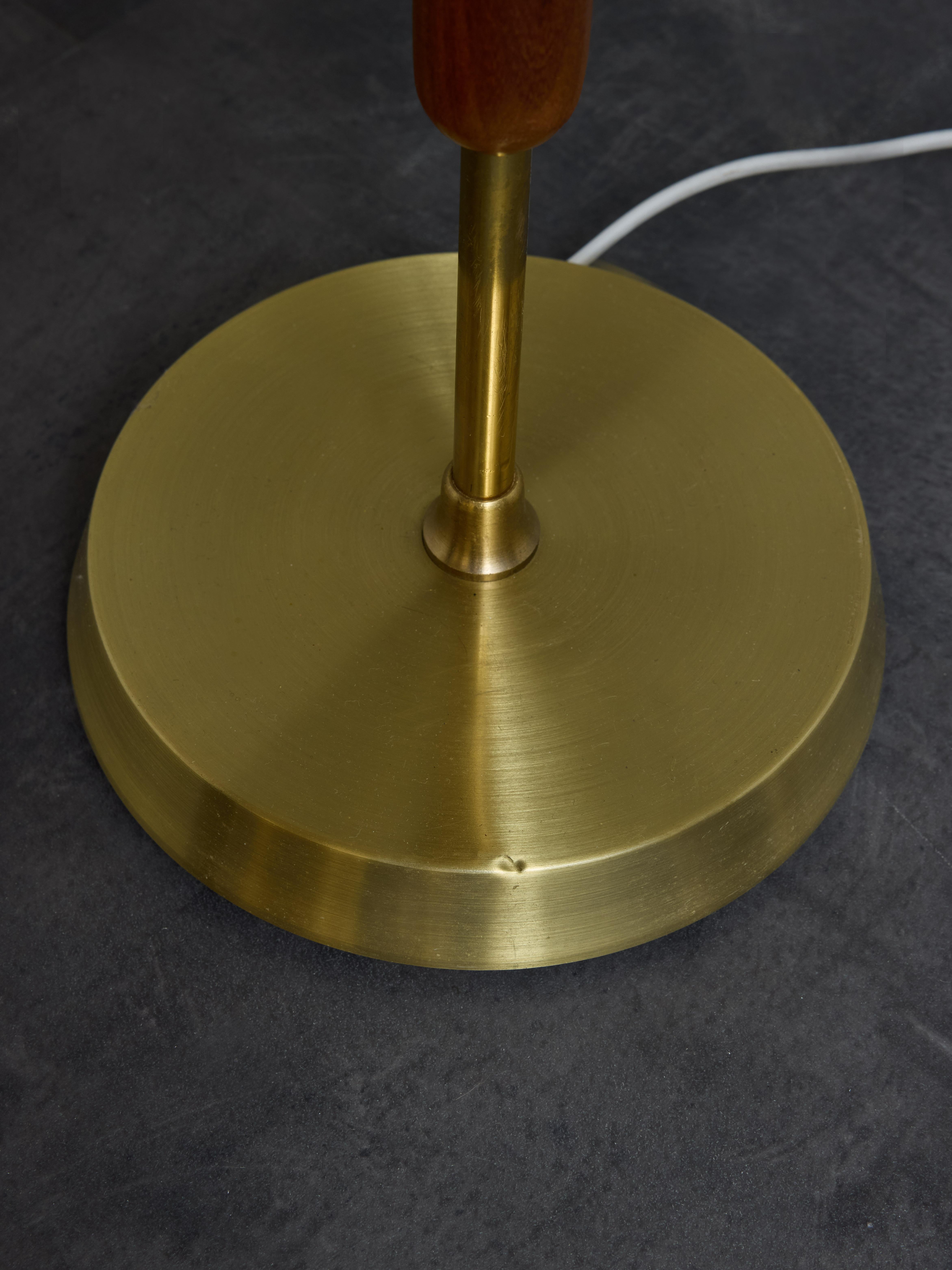 Metà XX secolo Coppia di lampade da terra scandinave in Wood e ottone con paralume in vendita