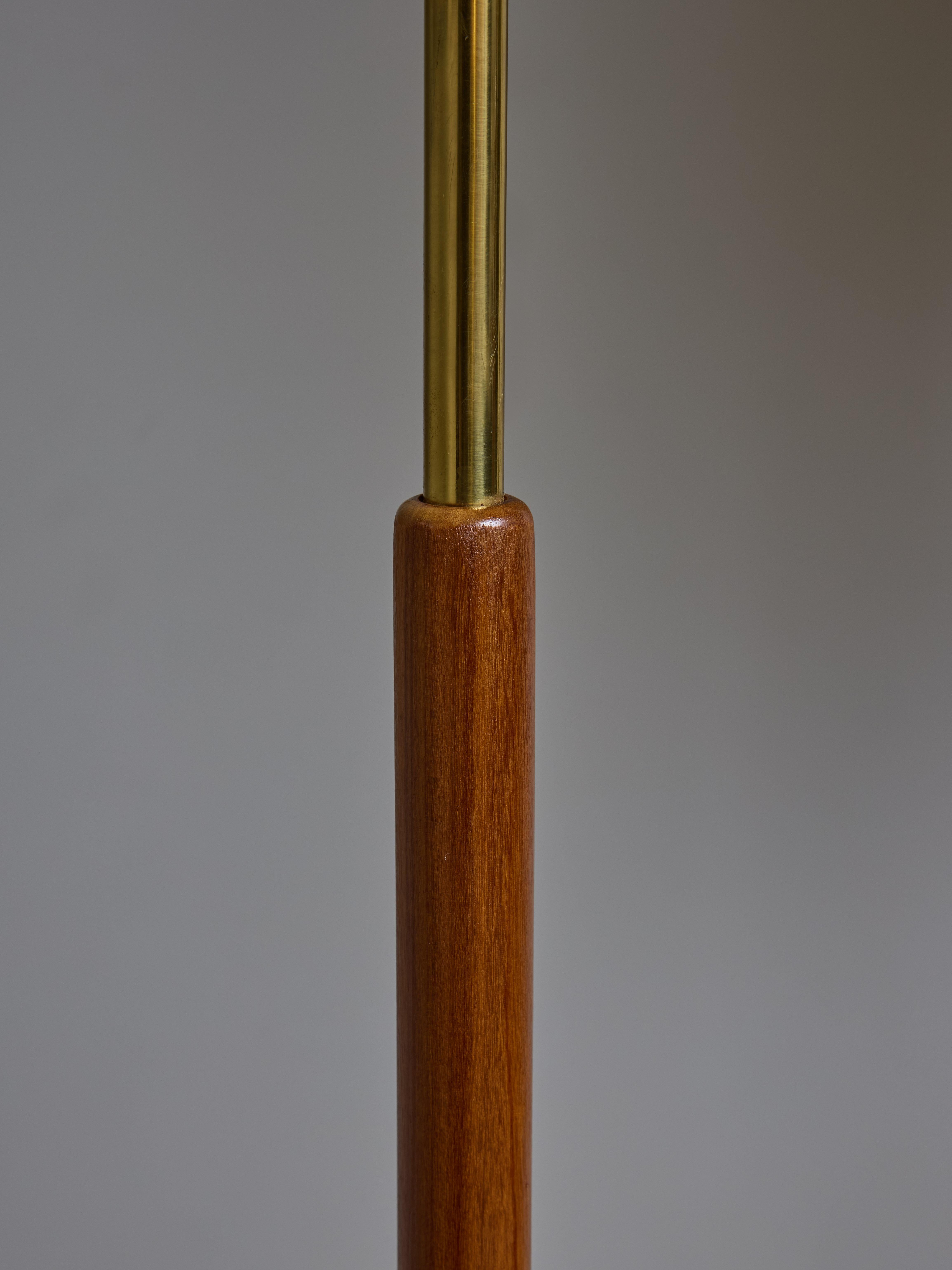 Ottone Coppia di lampade da terra scandinave in Wood e ottone con paralume in vendita