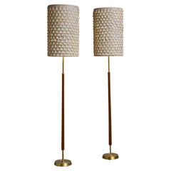 Paar skandinavische Stehlampen aus Holz und Messing mit Lampenschirmen